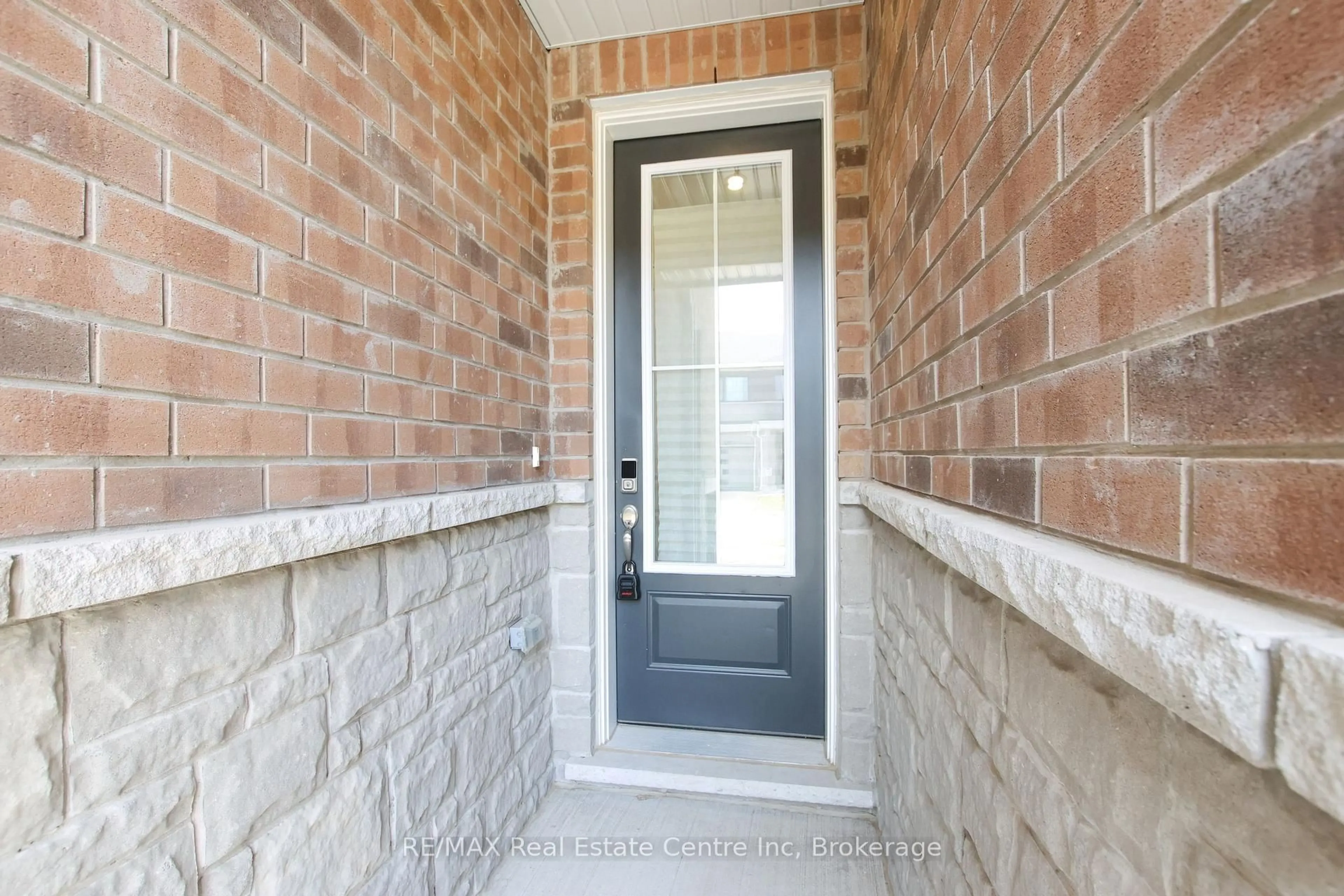 Indoor entryway for 1701 Dance Crt, Milton Ontario L9E 2A3