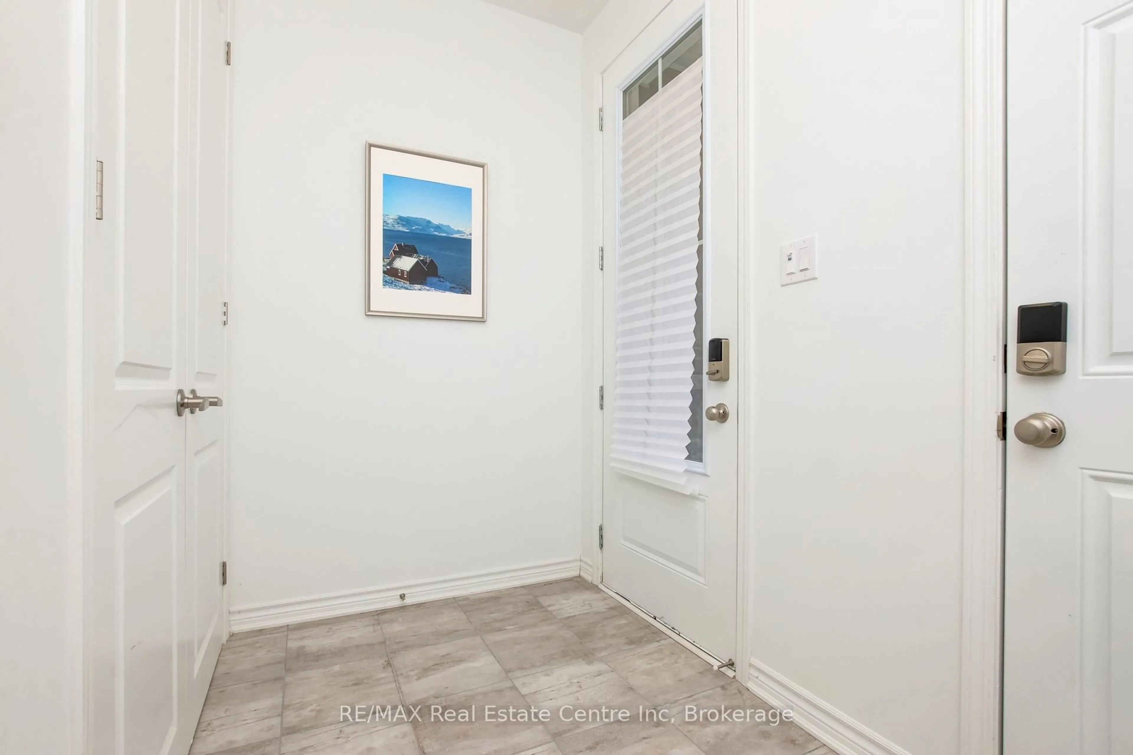 Indoor entryway for 1701 Dance Crt, Milton Ontario L9E 2A3