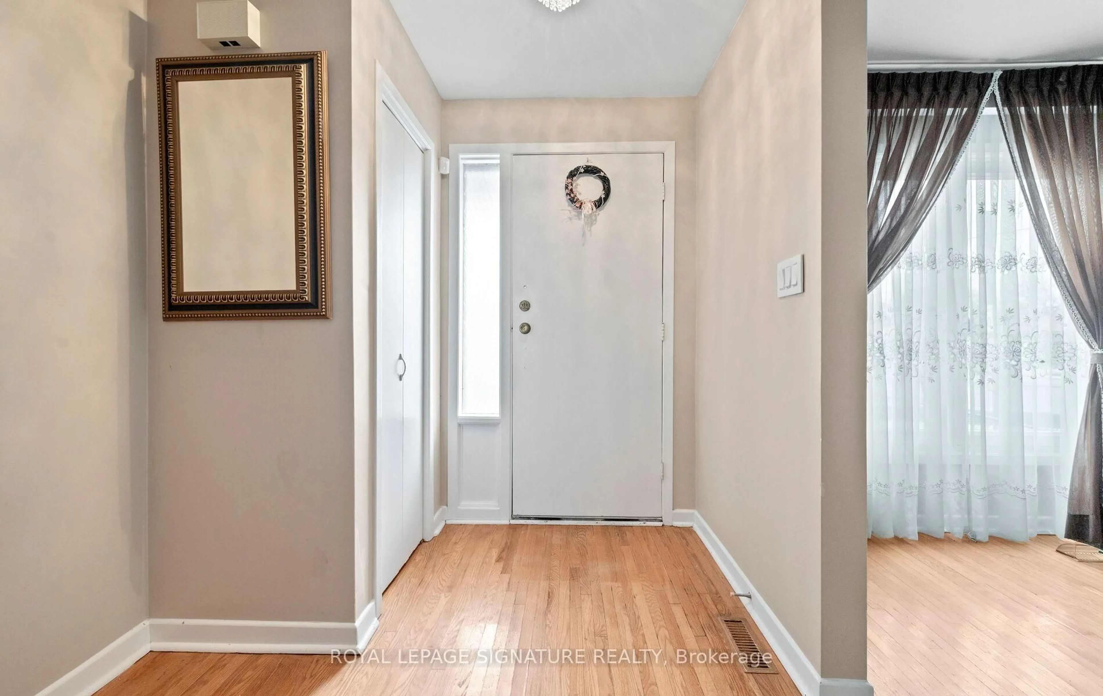 Indoor entryway for 1142 Alexandra Ave, Mississauga Ontario L5E 2A5