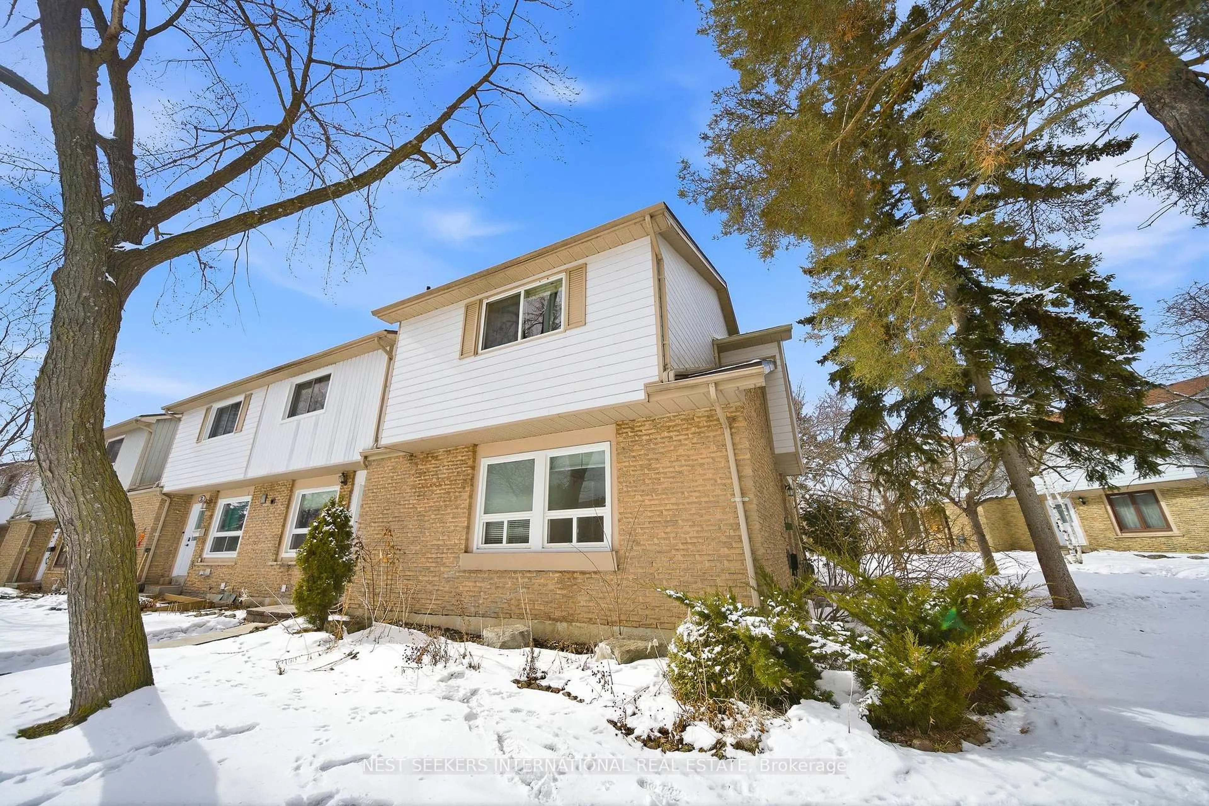 A pic from outside/outdoor area/front of a property/back of a property/a pic from drone, street for 6540 Falconer Dr #30, Mississauga Ontario L5N 1M1