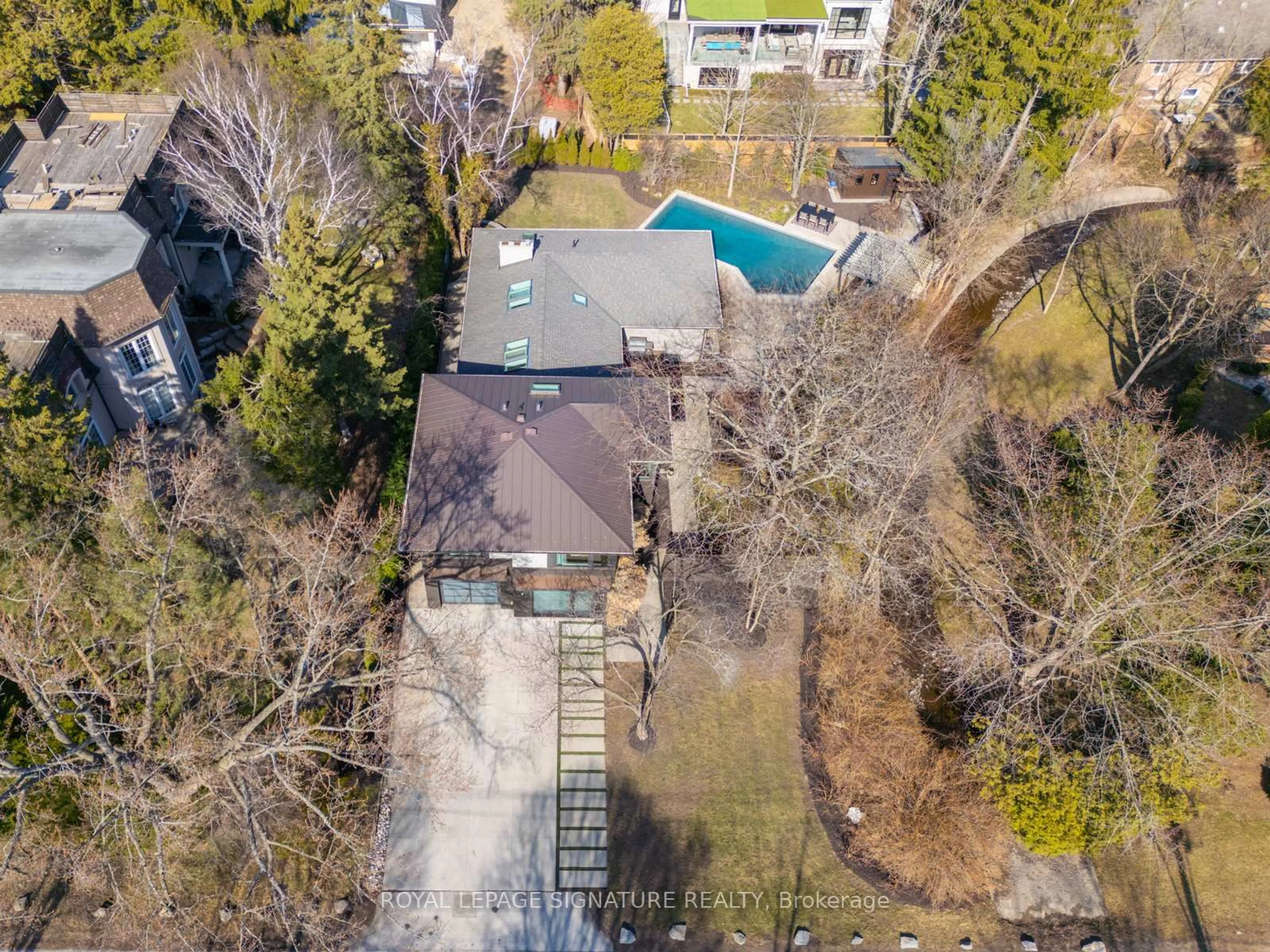 A pic from outside/outdoor area/front of a property/back of a property/a pic from drone, unknown for 185 Morrison Rd, Oakville Ontario L6J 4J3