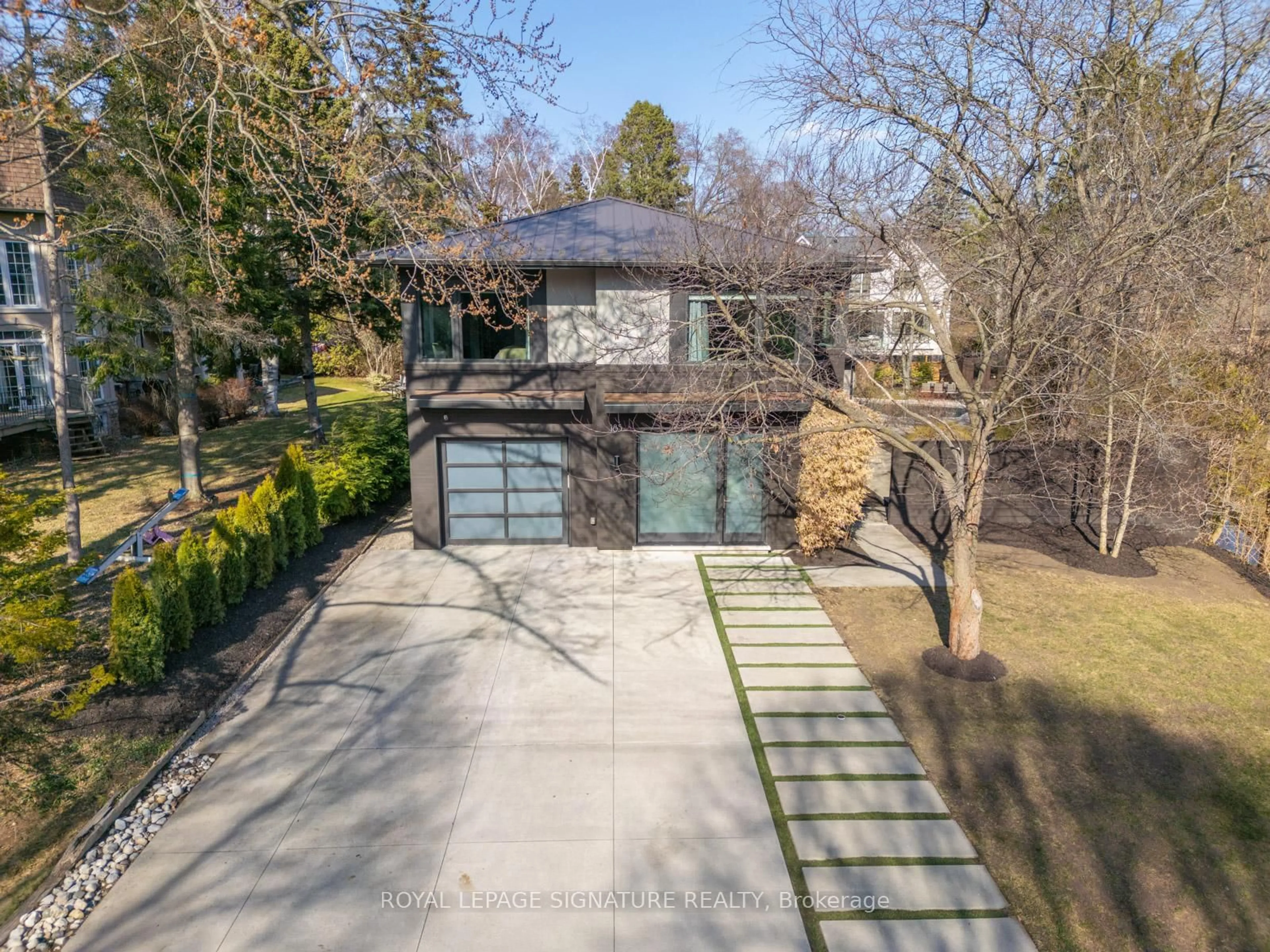 A pic from outside/outdoor area/front of a property/back of a property/a pic from drone, street for 185 Morrison Rd, Oakville Ontario L6J 4J3
