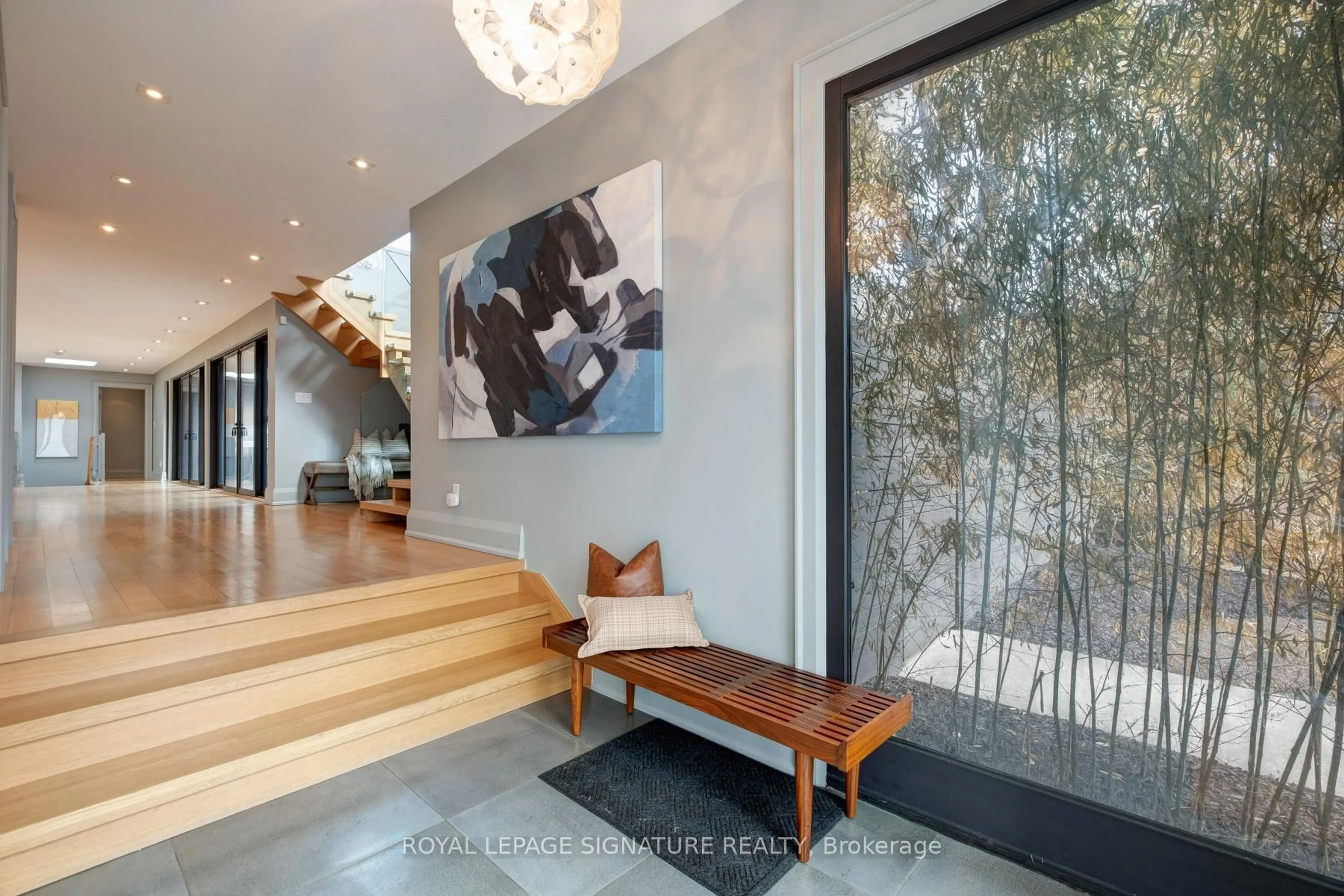 Indoor foyer for 185 Morrison Rd, Oakville Ontario L6J 4J3