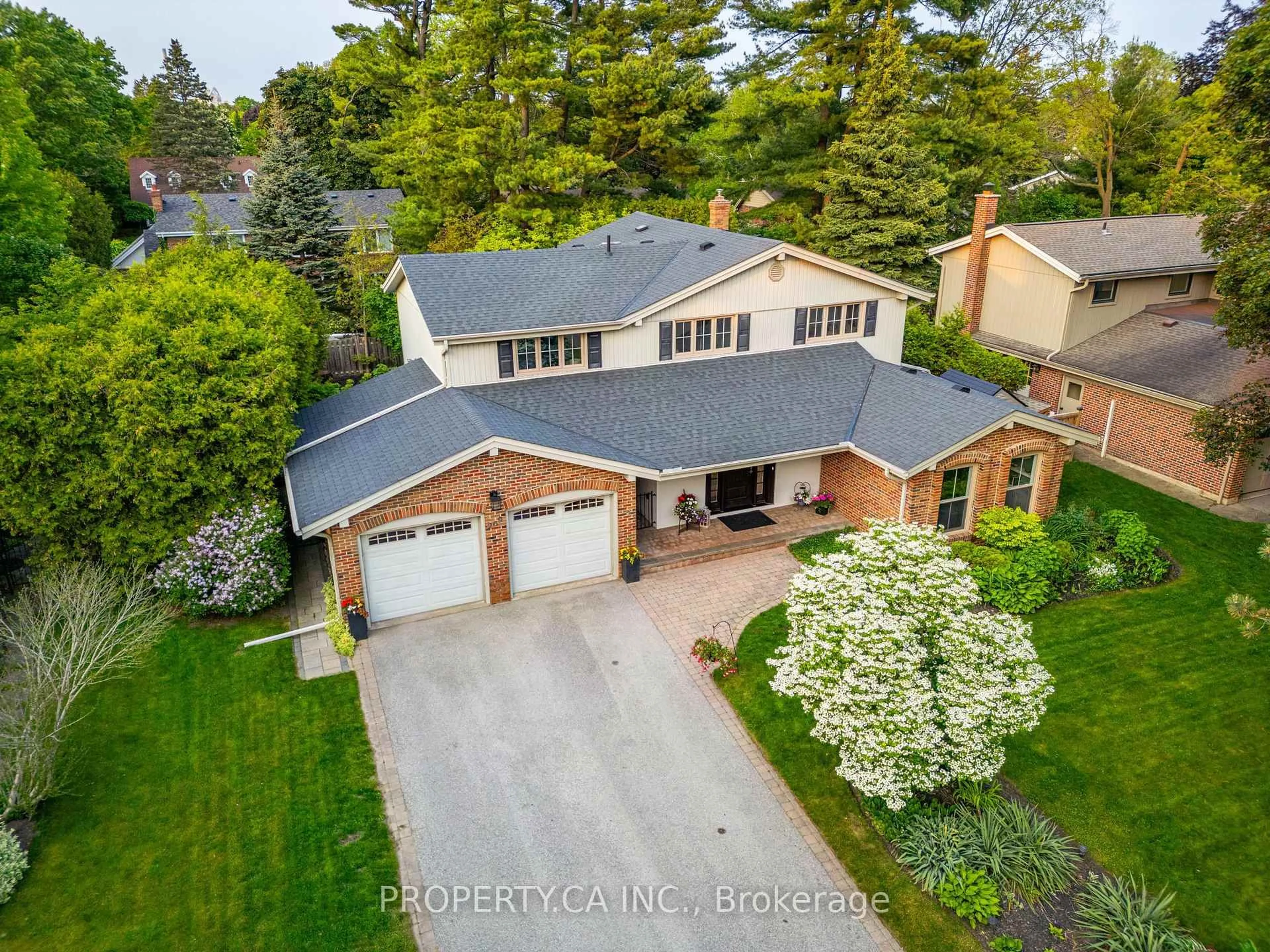 A pic from outside/outdoor area/front of a property/back of a property/a pic from drone, street for 269 Beechfield Rd, Oakville Ontario L6J 5H9
