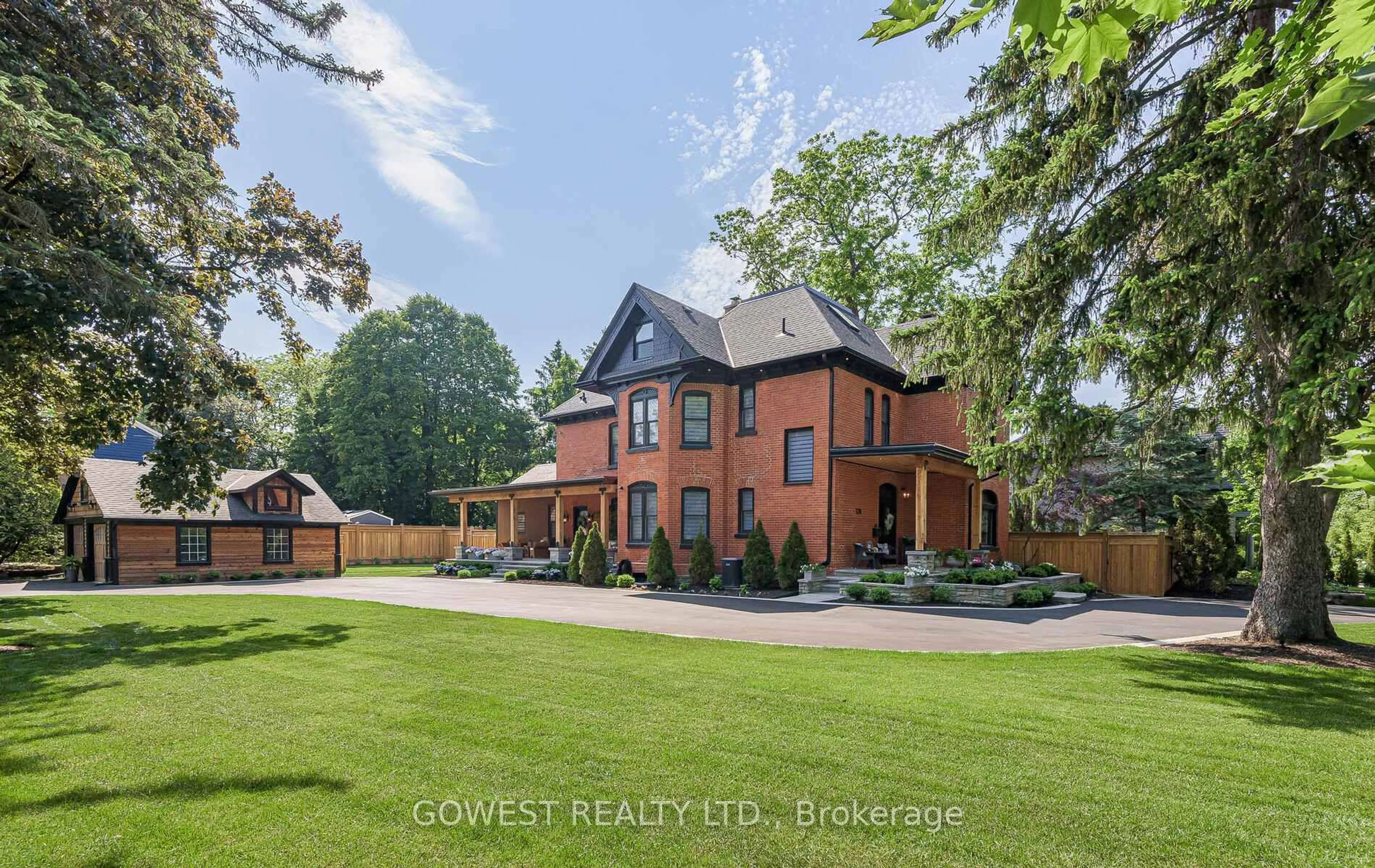 A pic from outside/outdoor area/front of a property/back of a property/a pic from drone, unknown for 376 Chartwell Rd, Oakville Ontario L6J 4A3