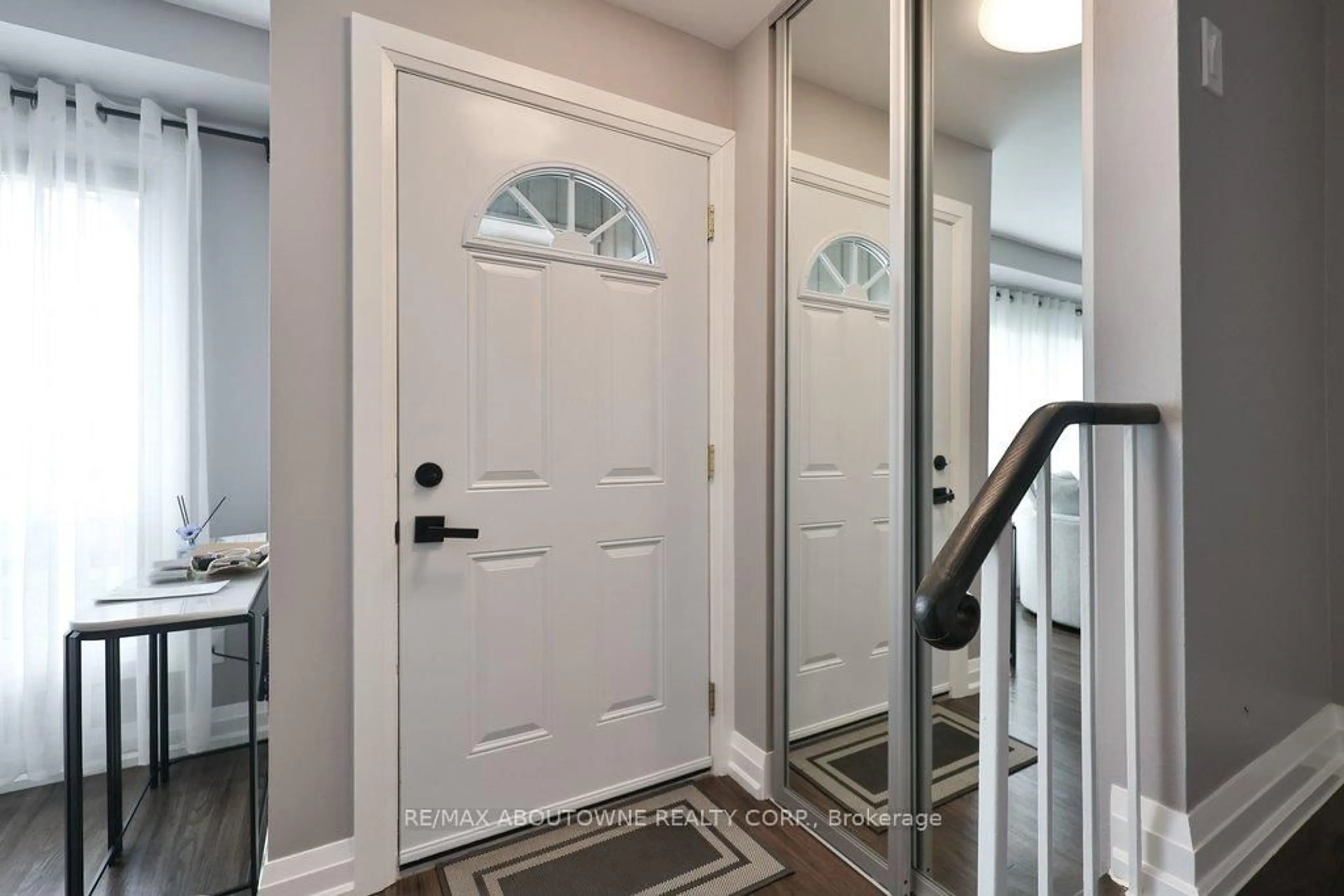 Indoor entryway for 1525 Elm Rd #23, Oakville Ontario L6H 1W3