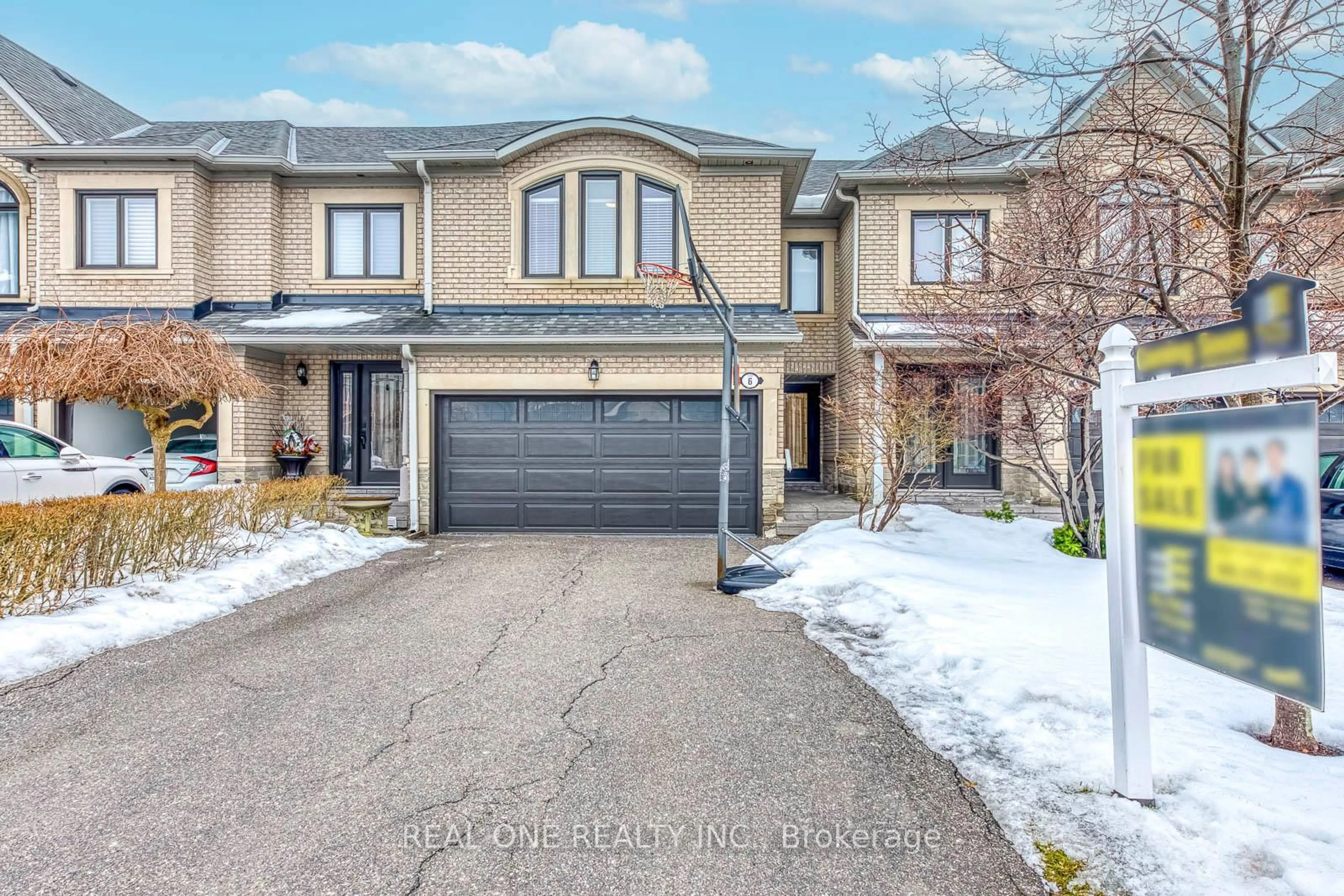 A pic from outside/outdoor area/front of a property/back of a property/a pic from drone, street for 2250 Rockingham Dr #6, Oakville Ontario L6H 6J3