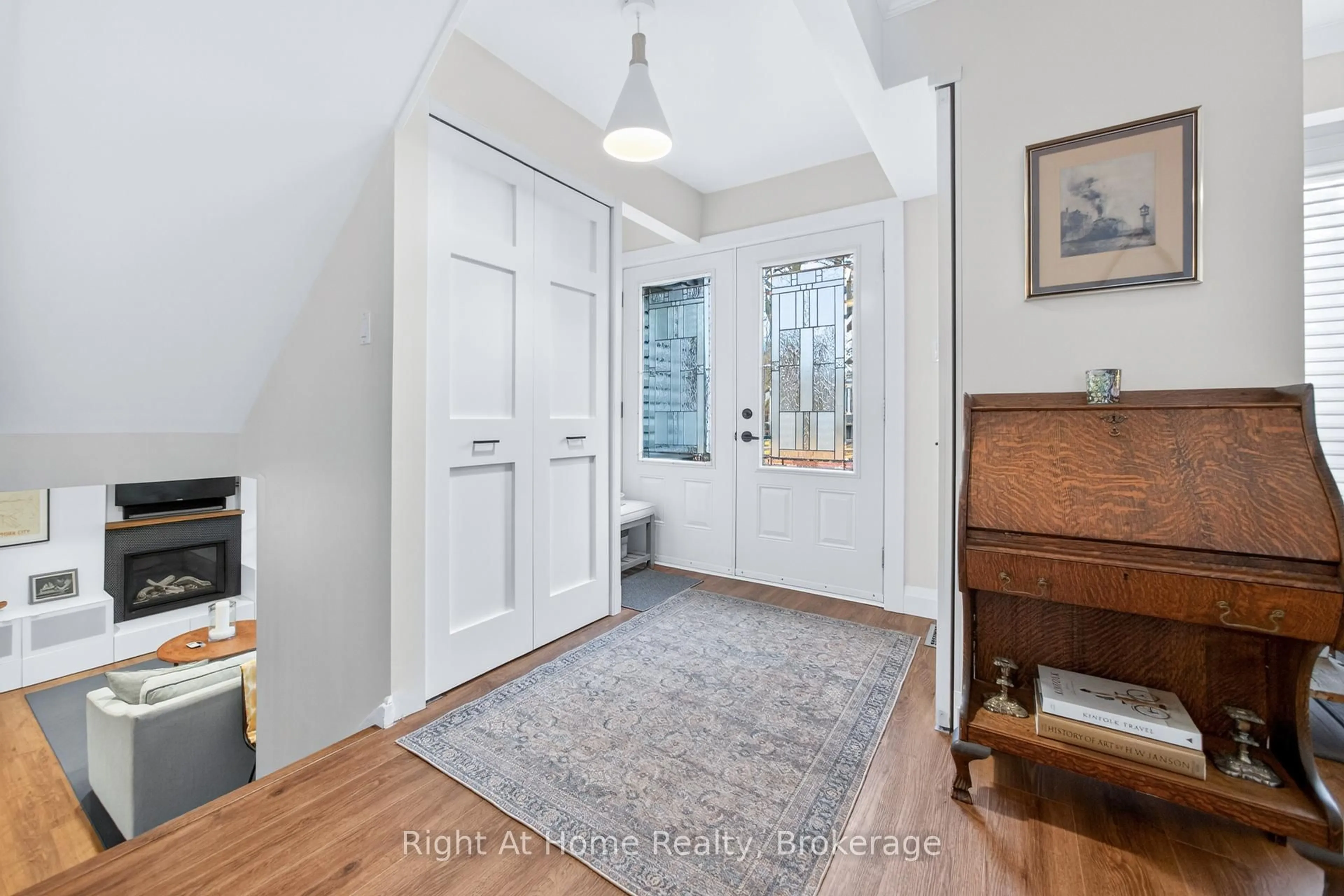 Indoor entryway for 5224 Verhoeven Rd, Burlington Ontario L7L 3A9