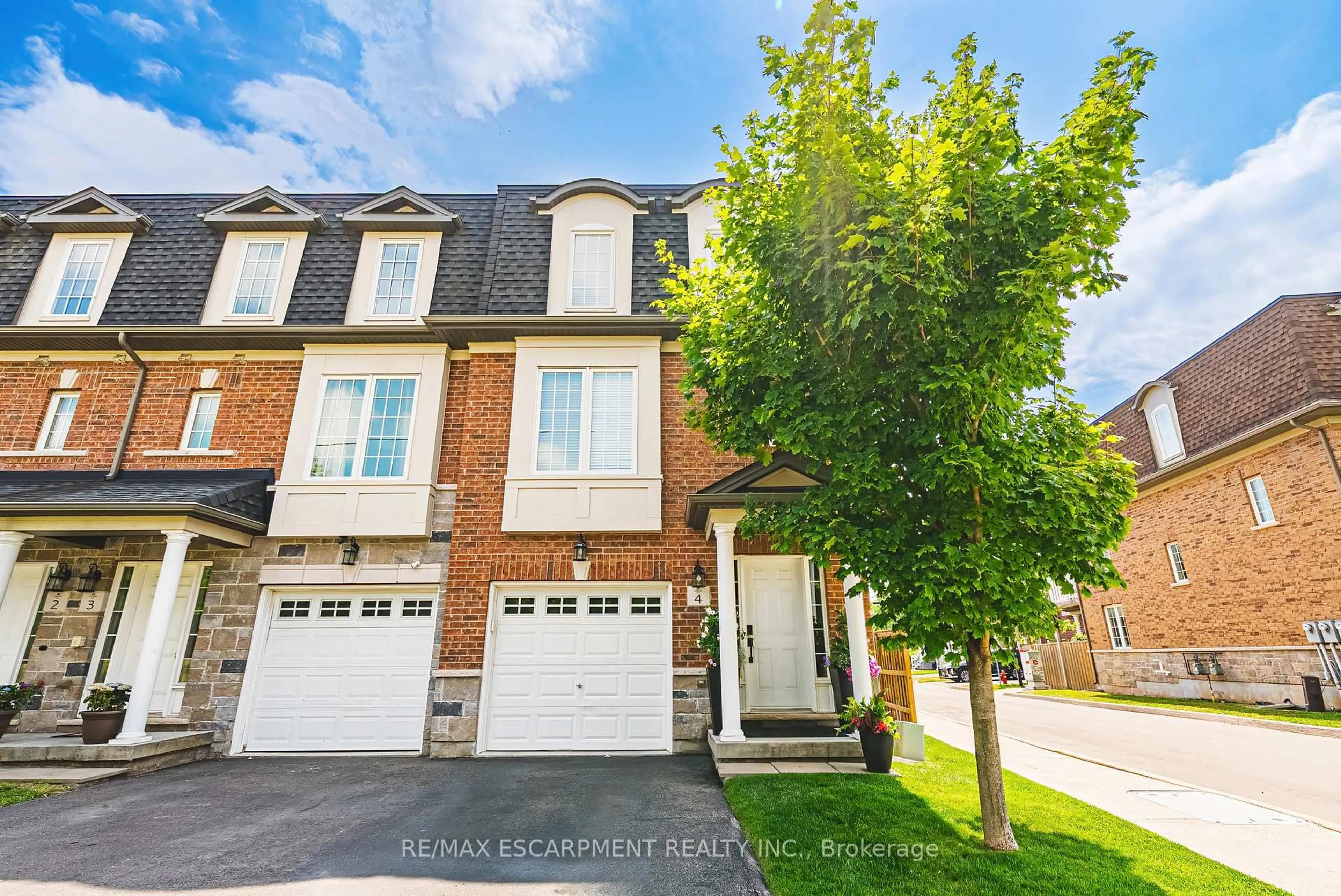 Home with brick exterior material, street for 2220 Queensway Dr #4, Burlington Ontario L7R 0E7