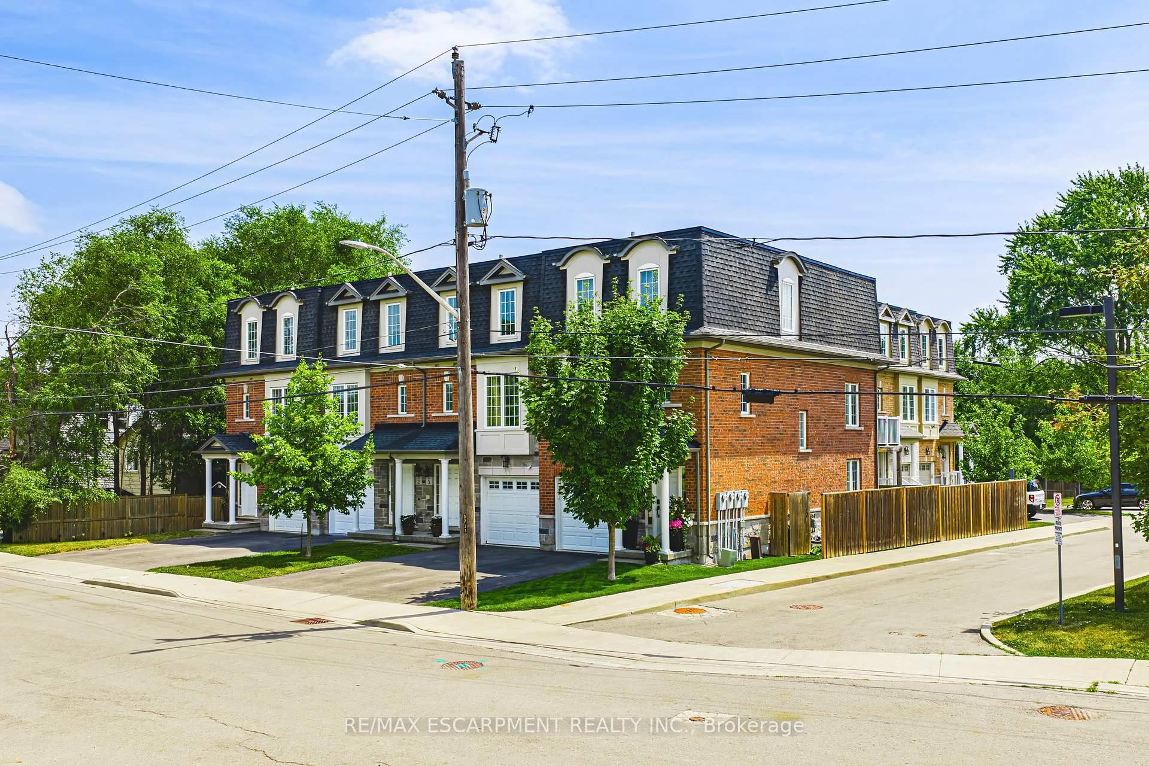 Home with brick exterior material, street for 2220 Queensway Dr #4, Burlington Ontario L7R 0E7