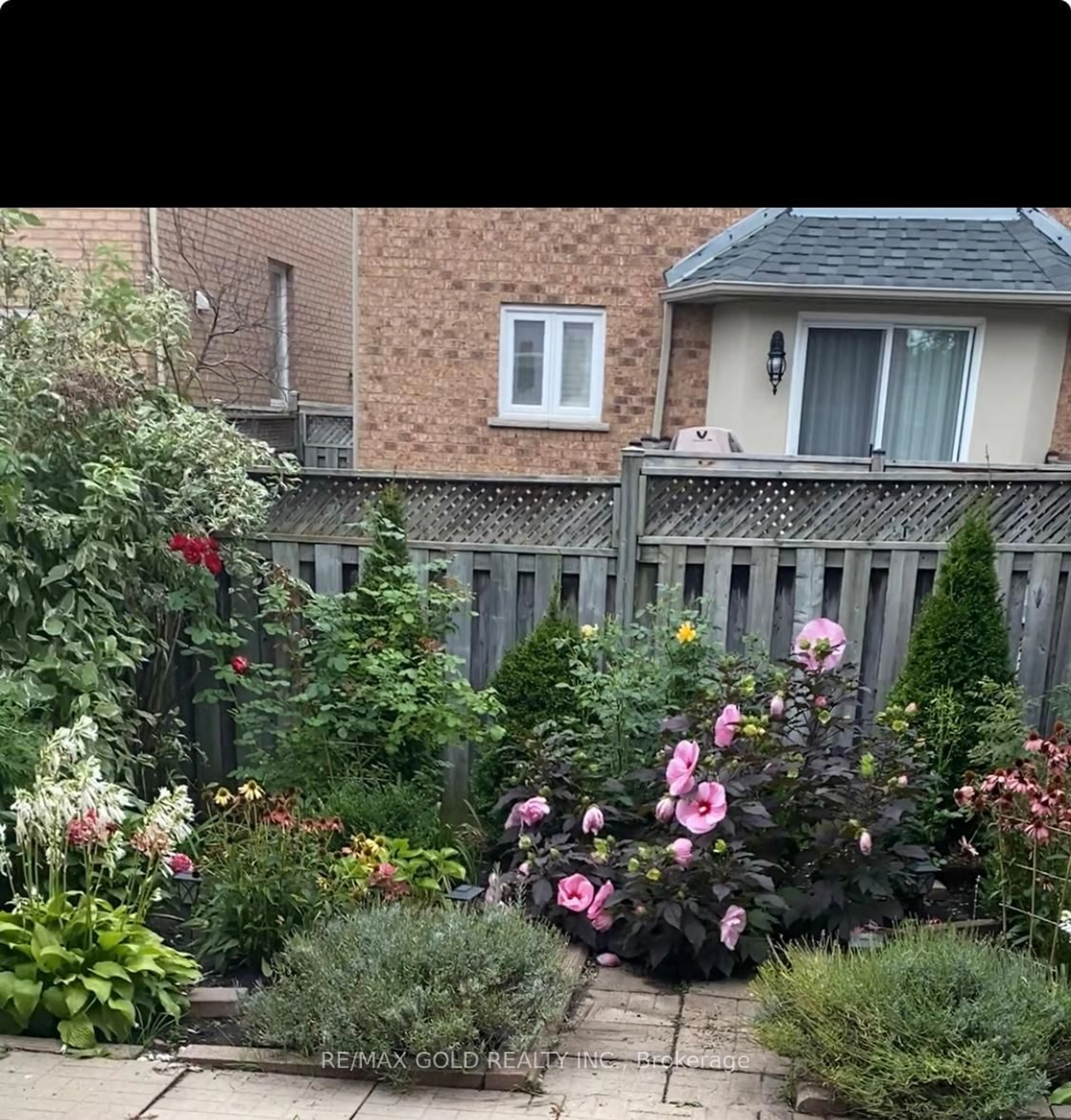 A pic from outside/outdoor area/front of a property/back of a property/a pic from drone, unknown for 6879 Bansbridge Cres, Mississauga Ontario L5N 6T2