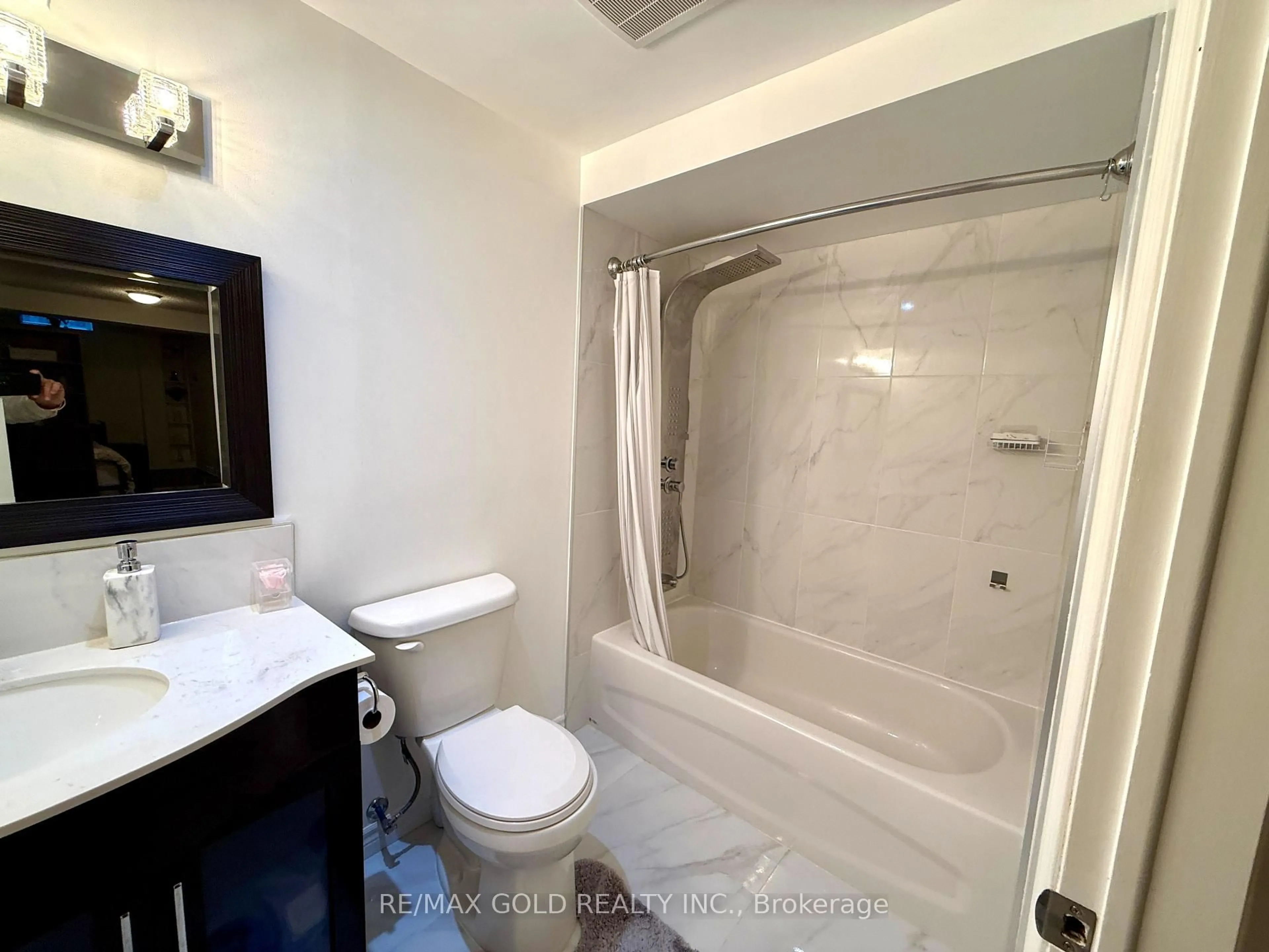 Standard bathroom, ceramic/tile floor for 6879 Bansbridge Cres, Mississauga Ontario L5N 6T2