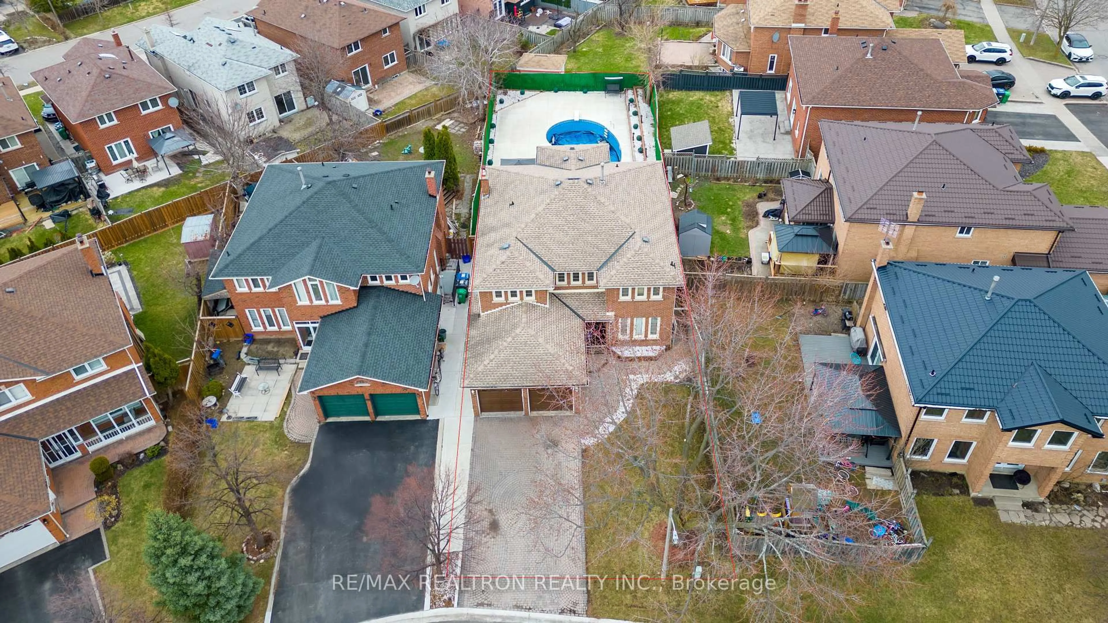 A pic from outside/outdoor area/front of a property/back of a property/a pic from drone, street for 22 Butlers Crt, Brampton Ontario L6Y 3T7