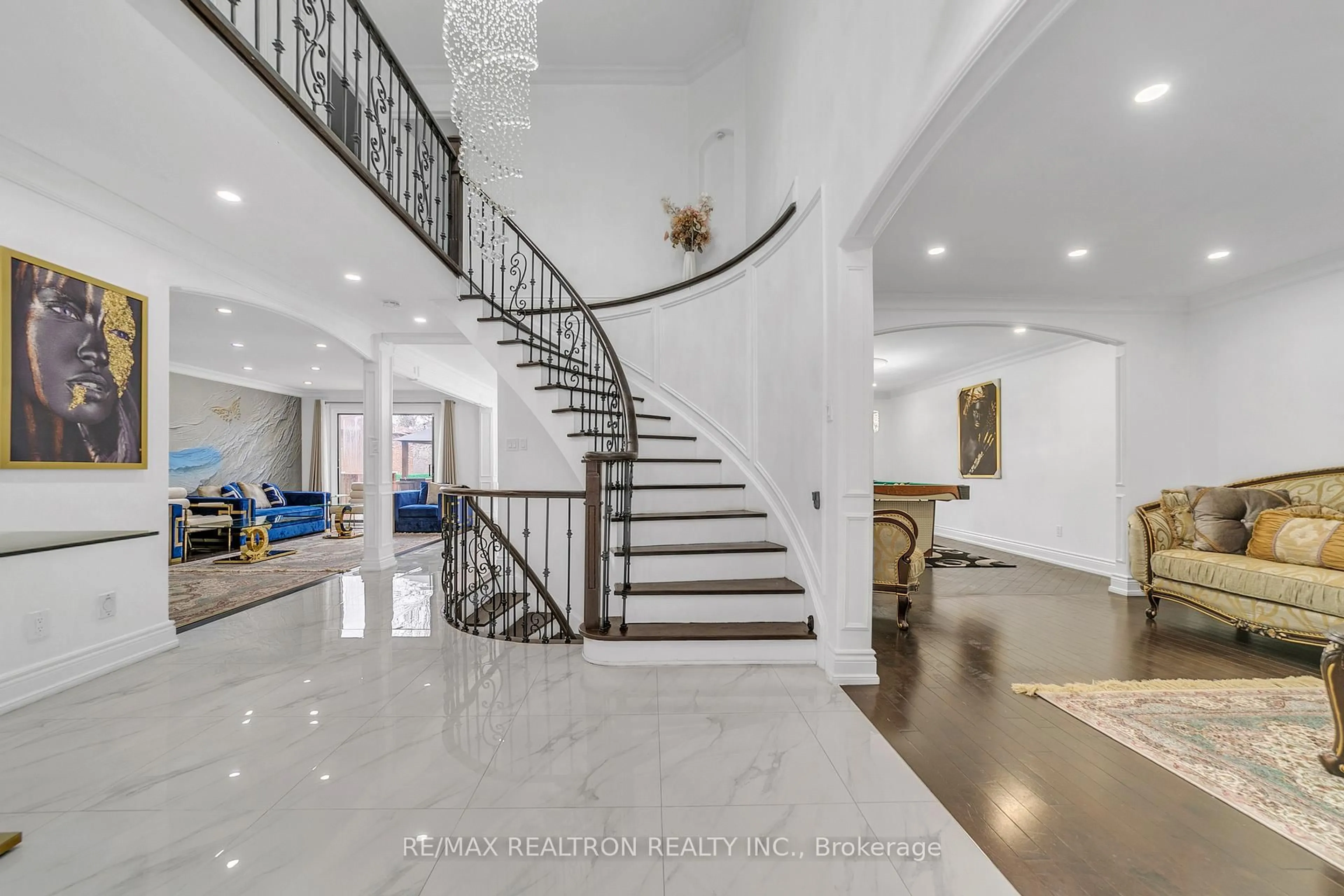 Indoor foyer for 22 Butlers Crt, Brampton Ontario L6Y 3T7