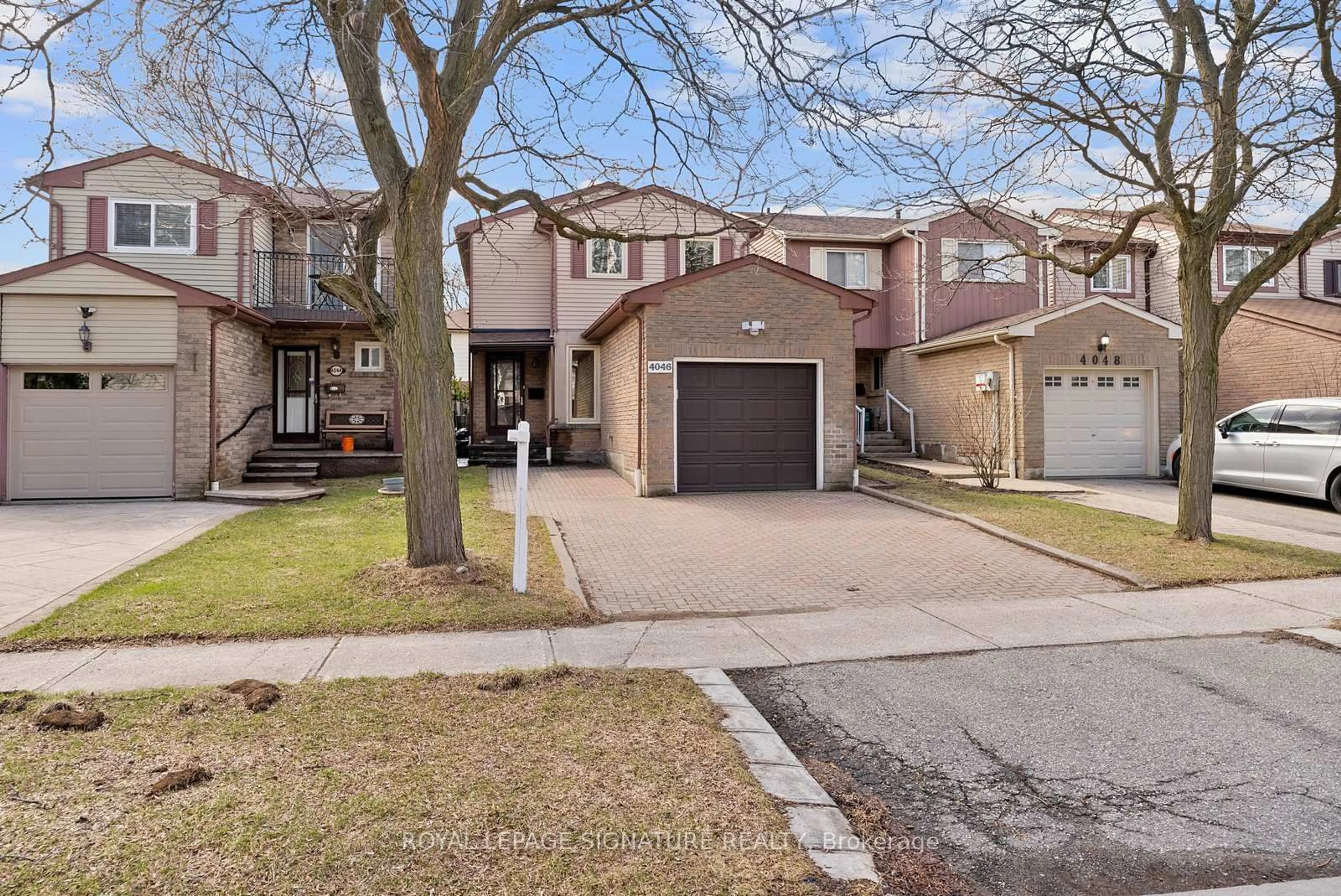 A pic from outside/outdoor area/front of a property/back of a property/a pic from drone, street for 4046 Tea Garden Circ, Mississauga Ontario L5B 2W6