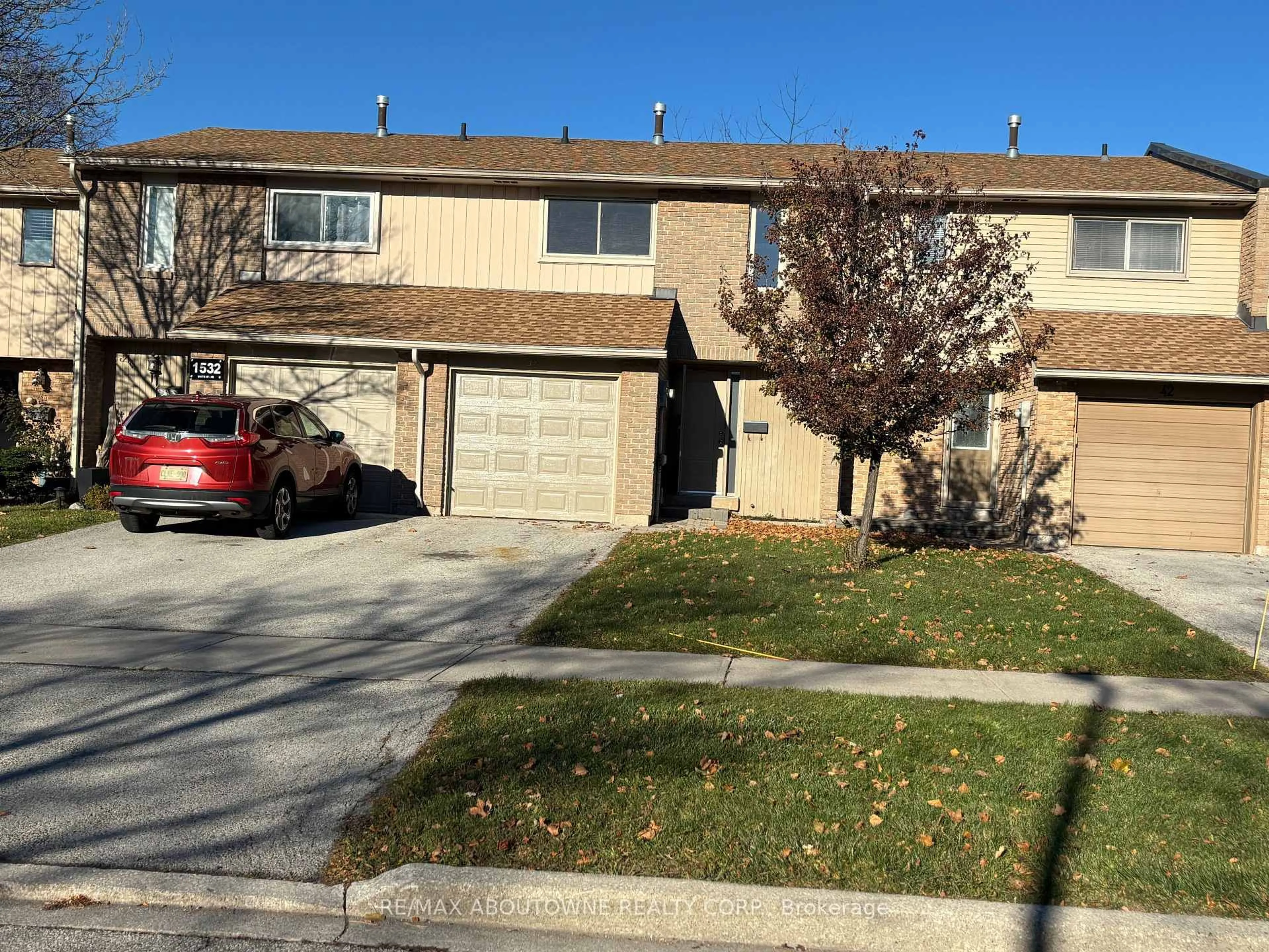 Home with vinyl exterior material, street for 1532 Lancaster Dr #41, Oakville Ontario L6H 2Z3