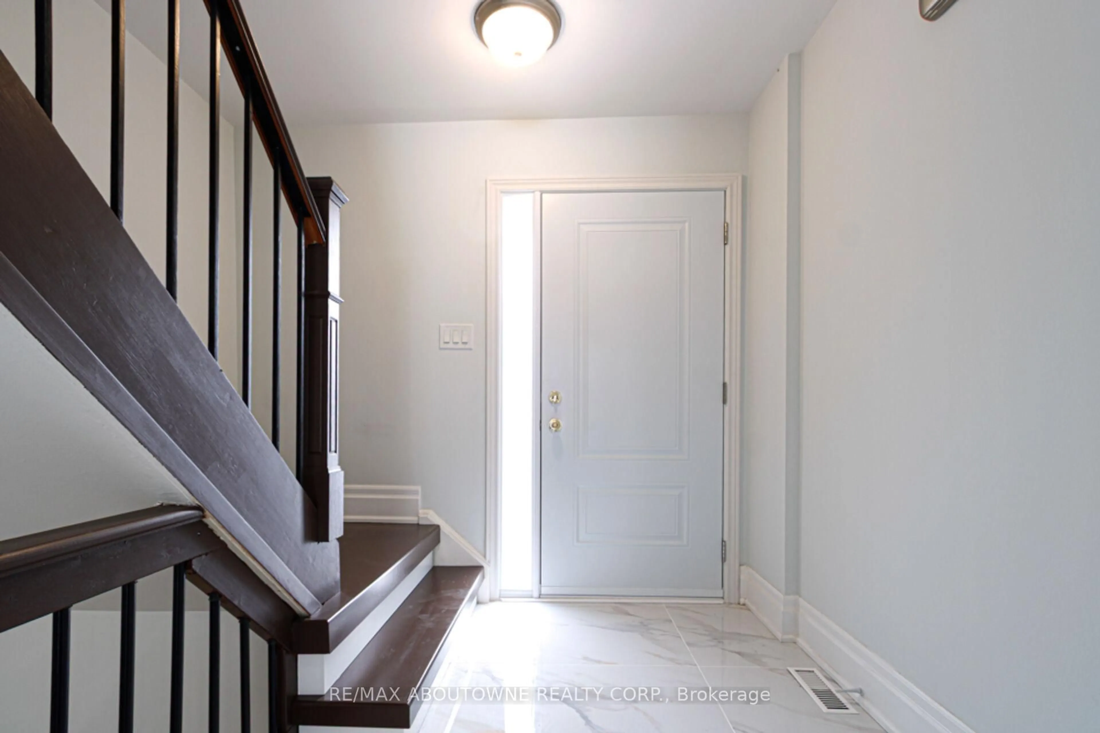 Indoor entryway for 1532 Lancaster Dr #41, Oakville Ontario L6H 2Z3