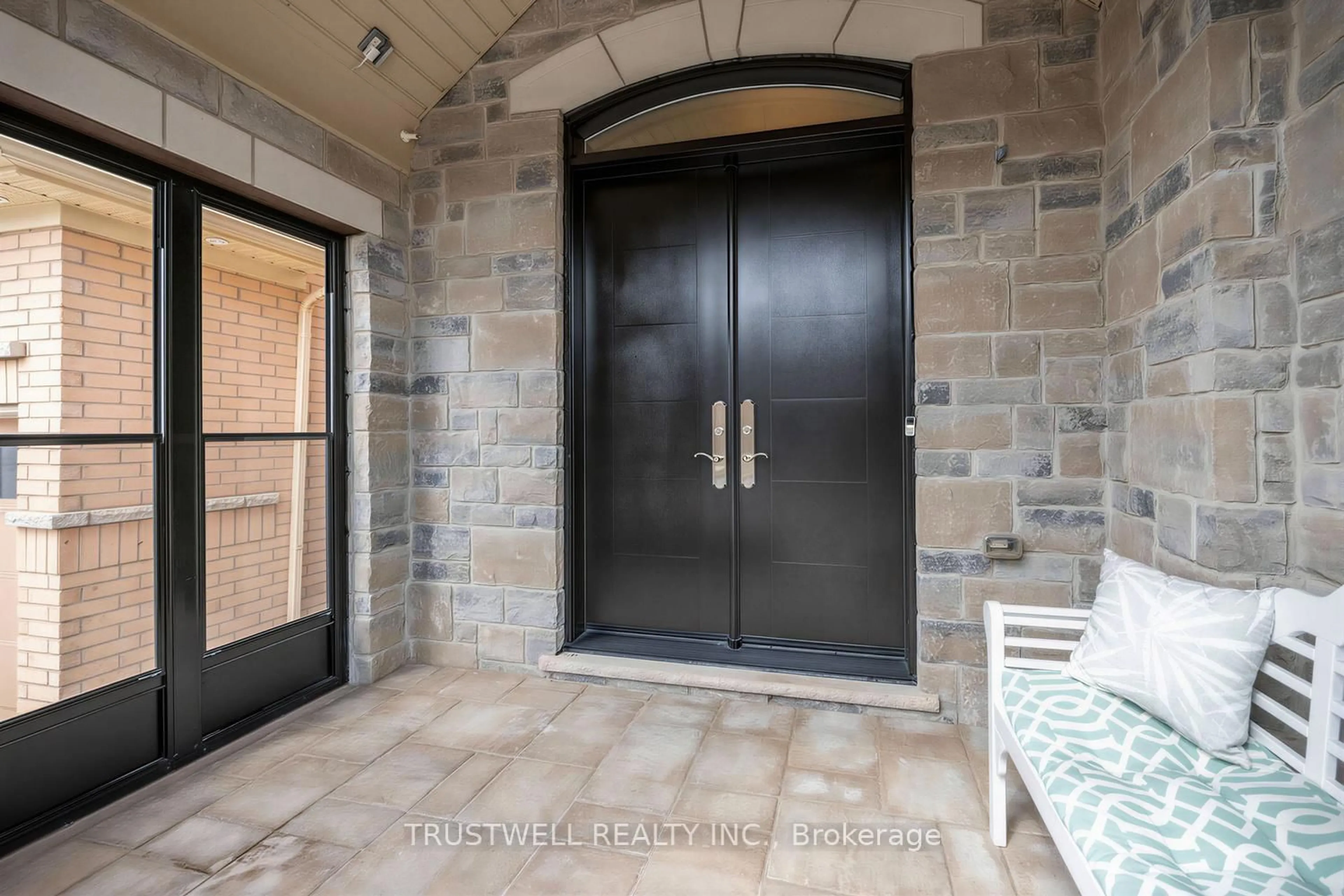 Indoor entryway for 1295 Sim Pl, Milton Ontario L9T 8M3