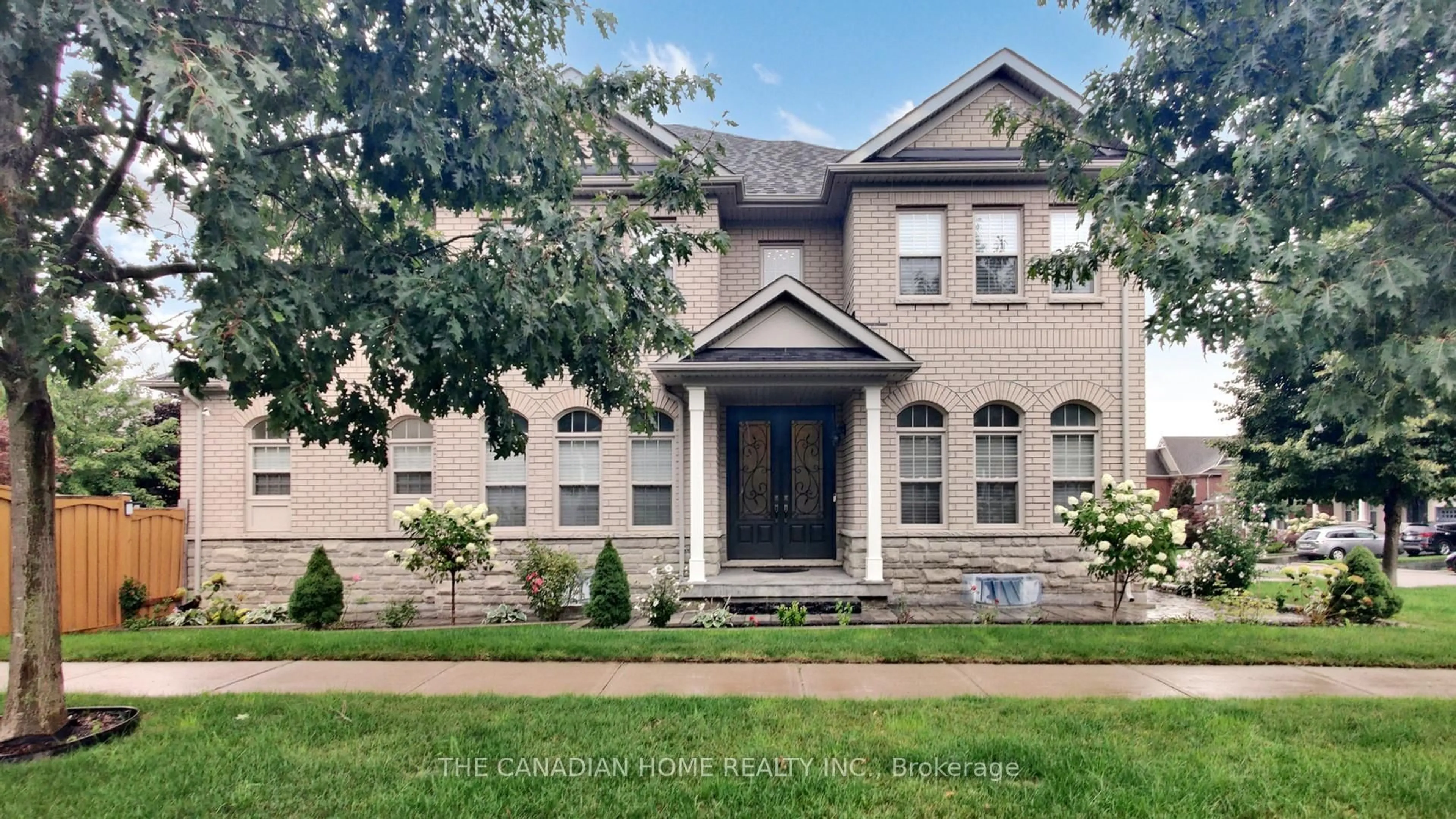 Home with brick exterior material, building for 43 McCandless Crt, Caledon Ontario L7C 3R6