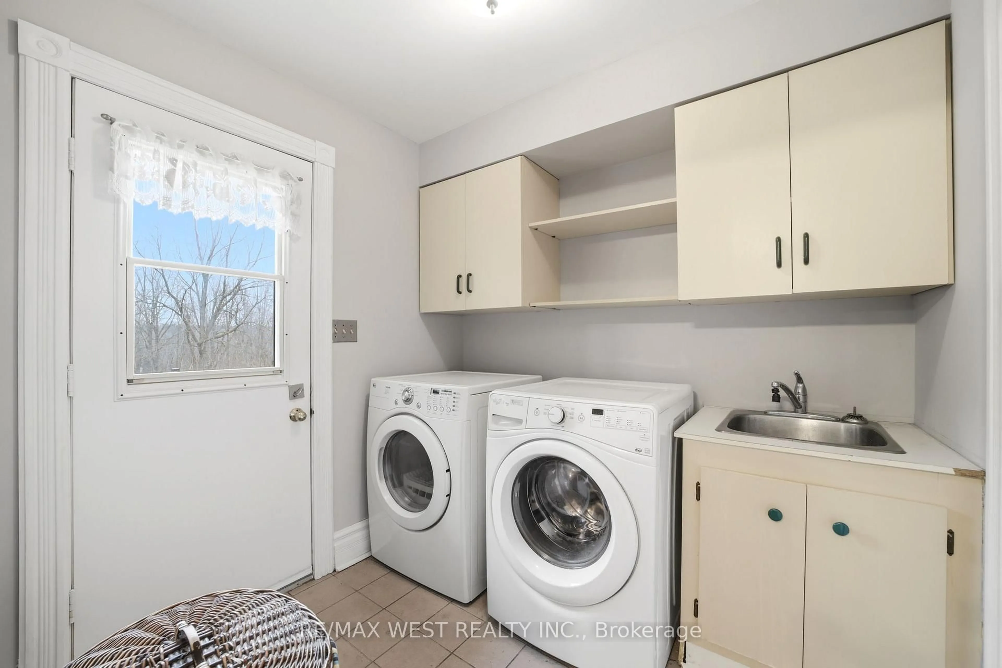 Laundry room for 15637 McLaughlin Rd, Caledon Ontario L7C 1L9