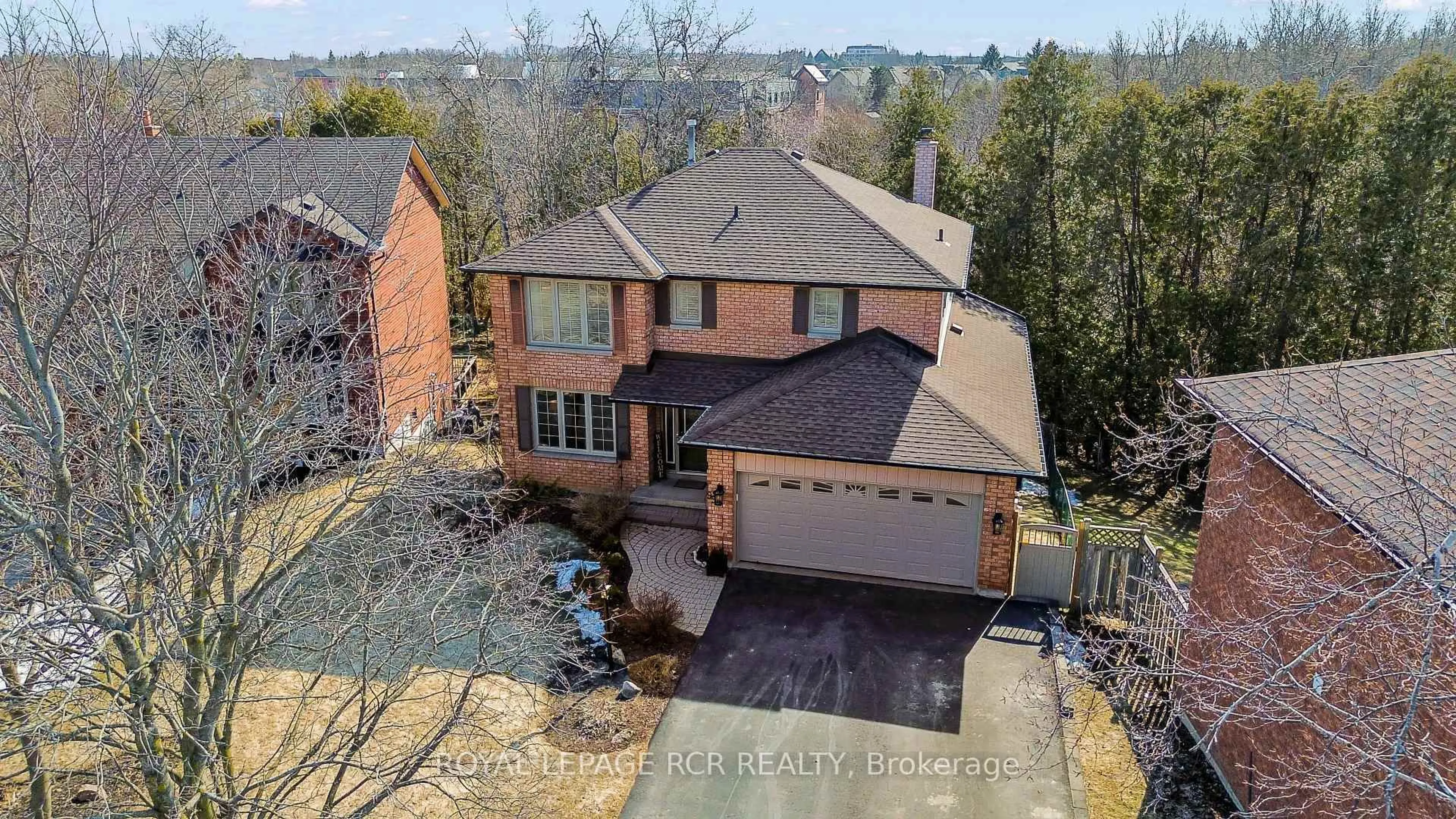 A pic from outside/outdoor area/front of a property/back of a property/a pic from drone, street for 95 Meadow Dr, Orangeville Ontario L9W 4K8