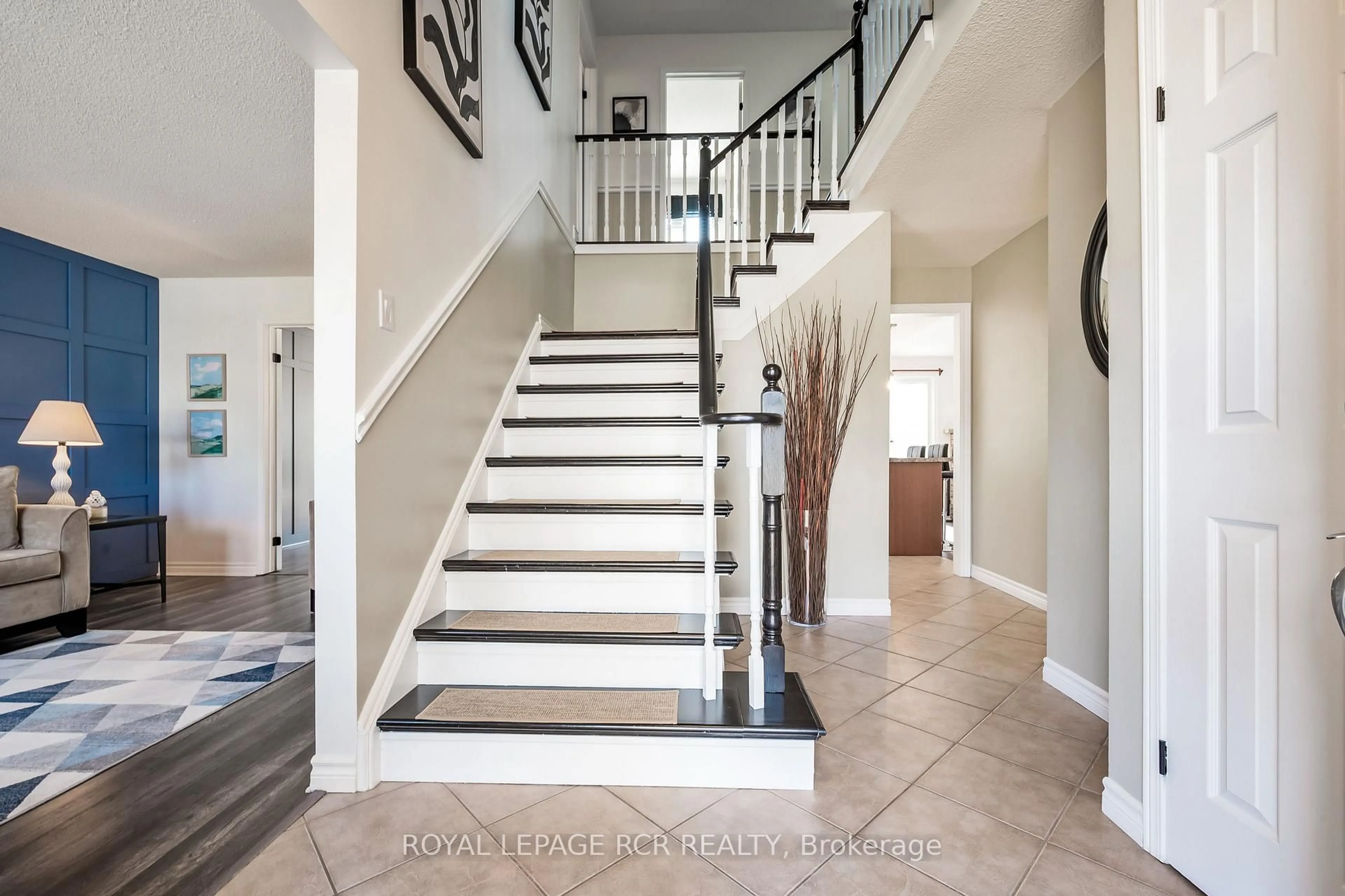 Indoor entryway for 95 Meadow Dr, Orangeville Ontario L9W 4K8