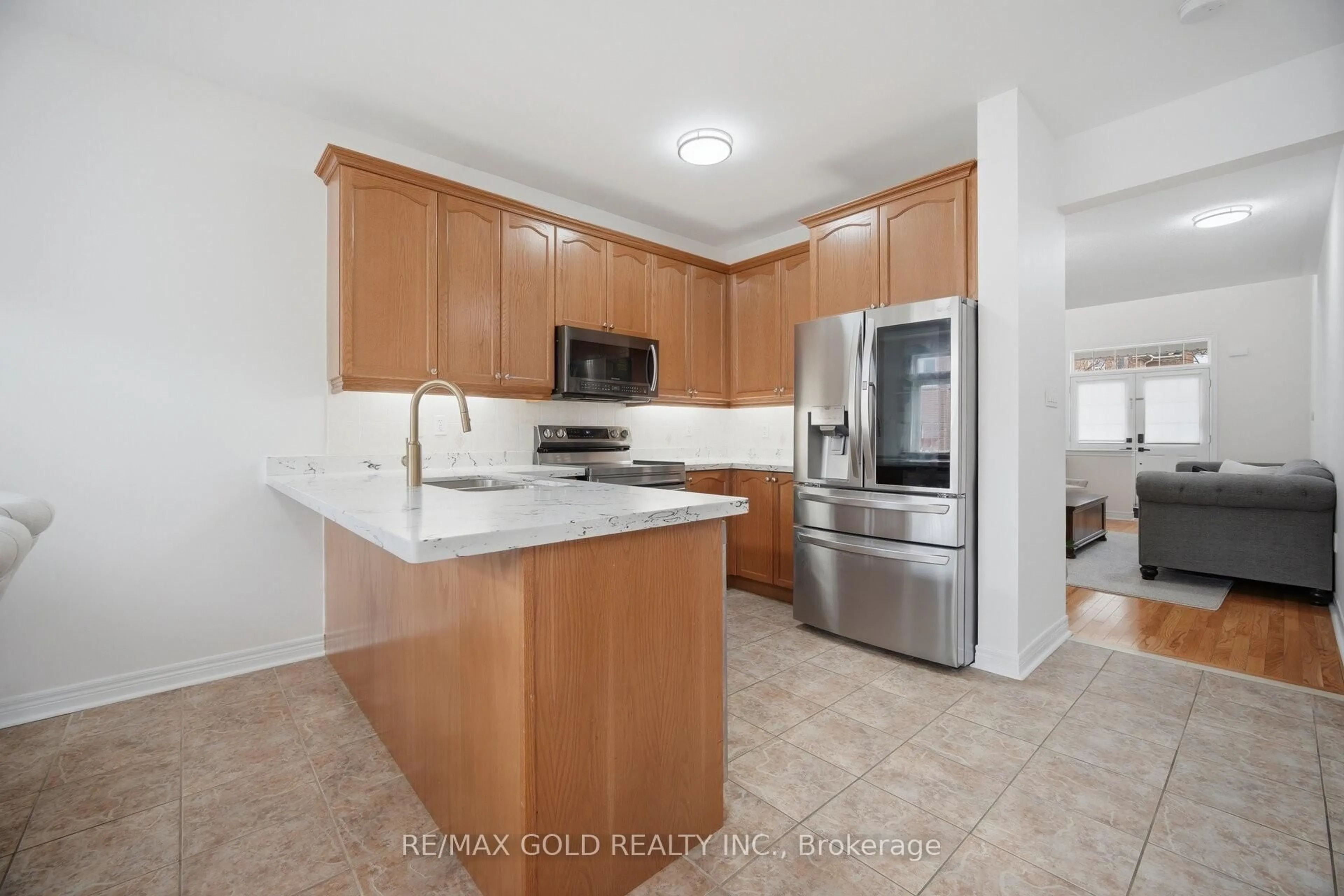 Open concept kitchen, ceramic/tile floor for 52 Watsonbrook Dr, Brampton Ontario L6R 0R3