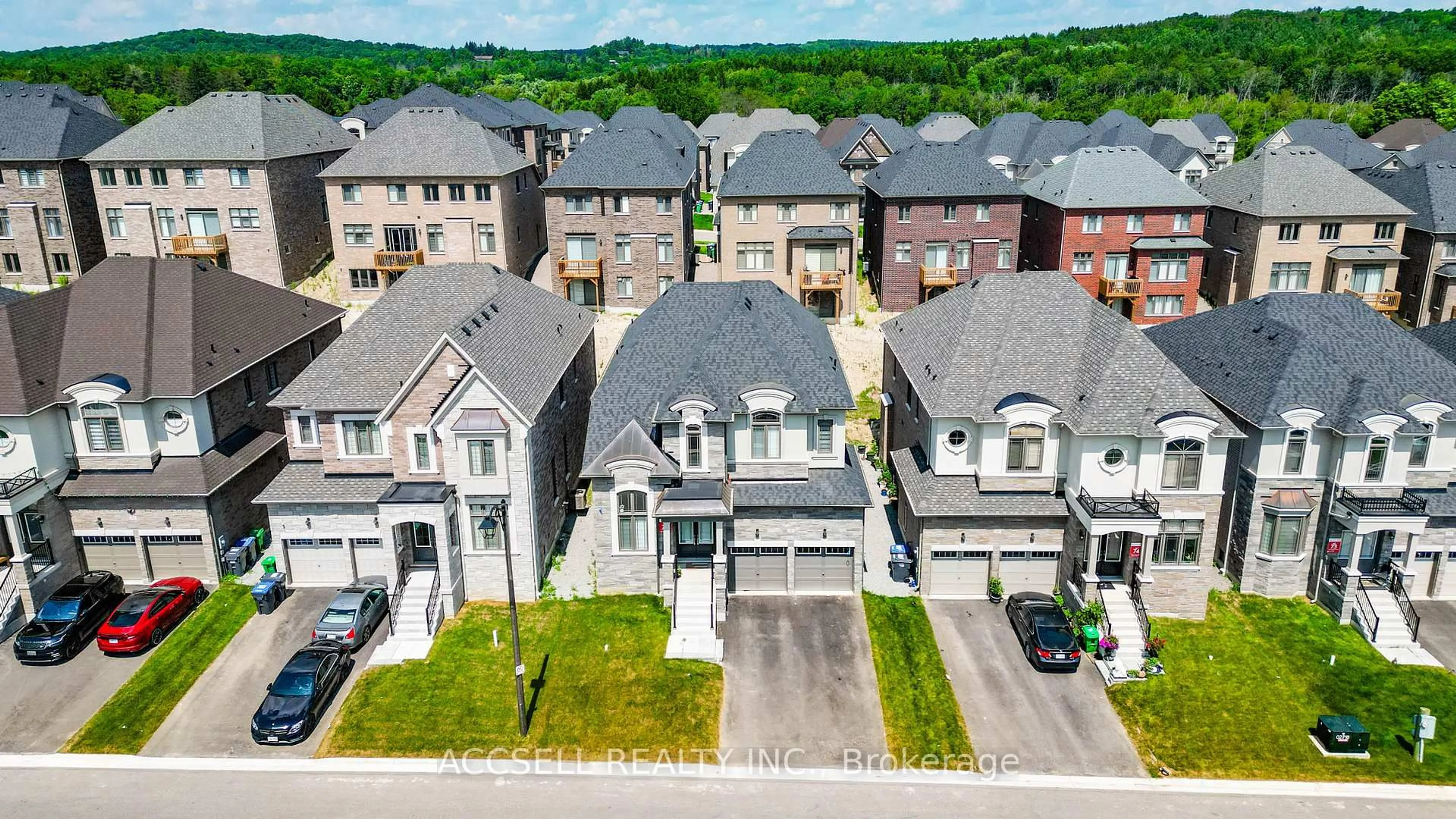 A pic from outside/outdoor area/front of a property/back of a property/a pic from drone, street for 95 James Walker Ave, Caledon Ontario L7C 4N1
