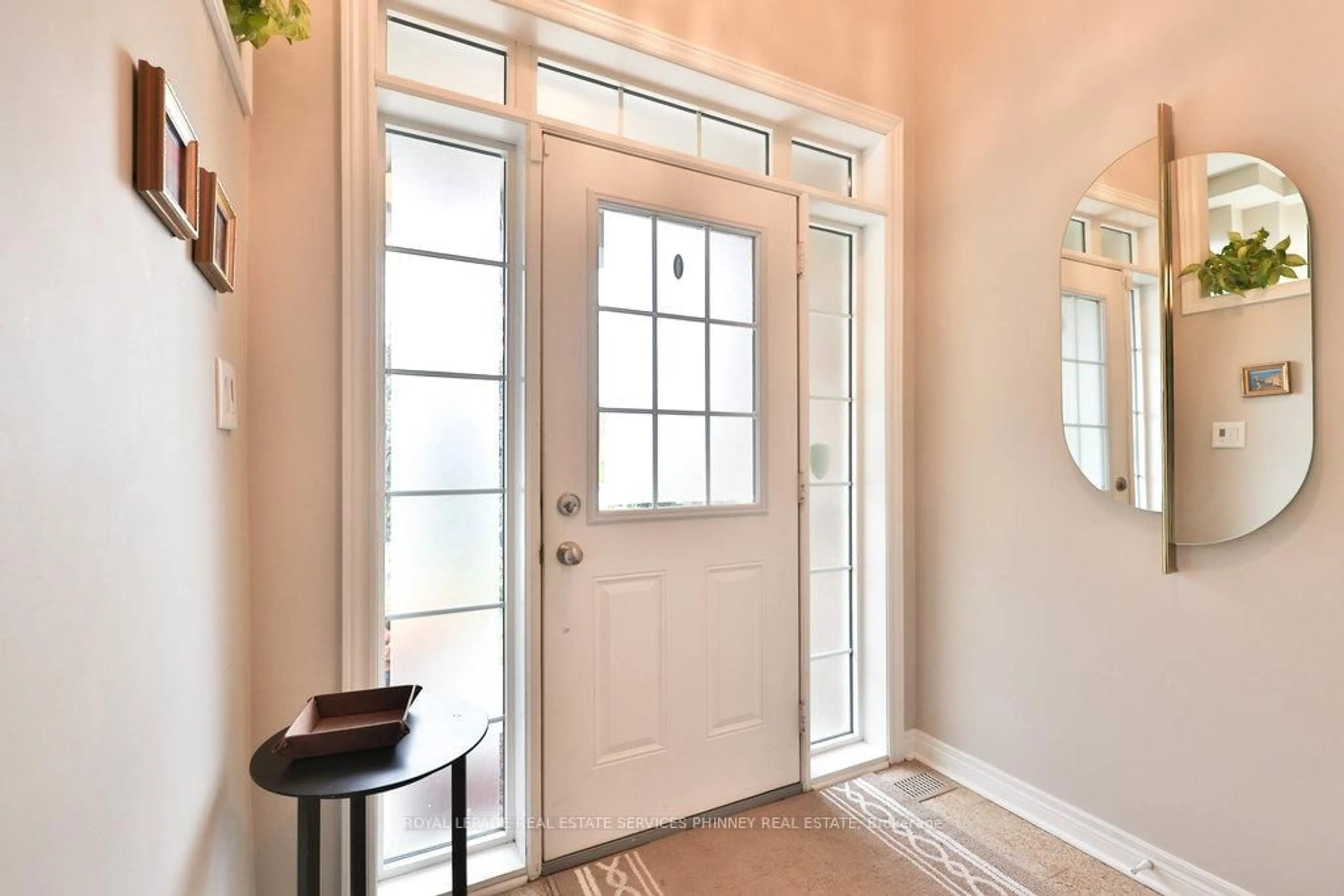 Indoor entryway for 1025 Shaw Dr, Mississauga Ontario L5G 3Z3