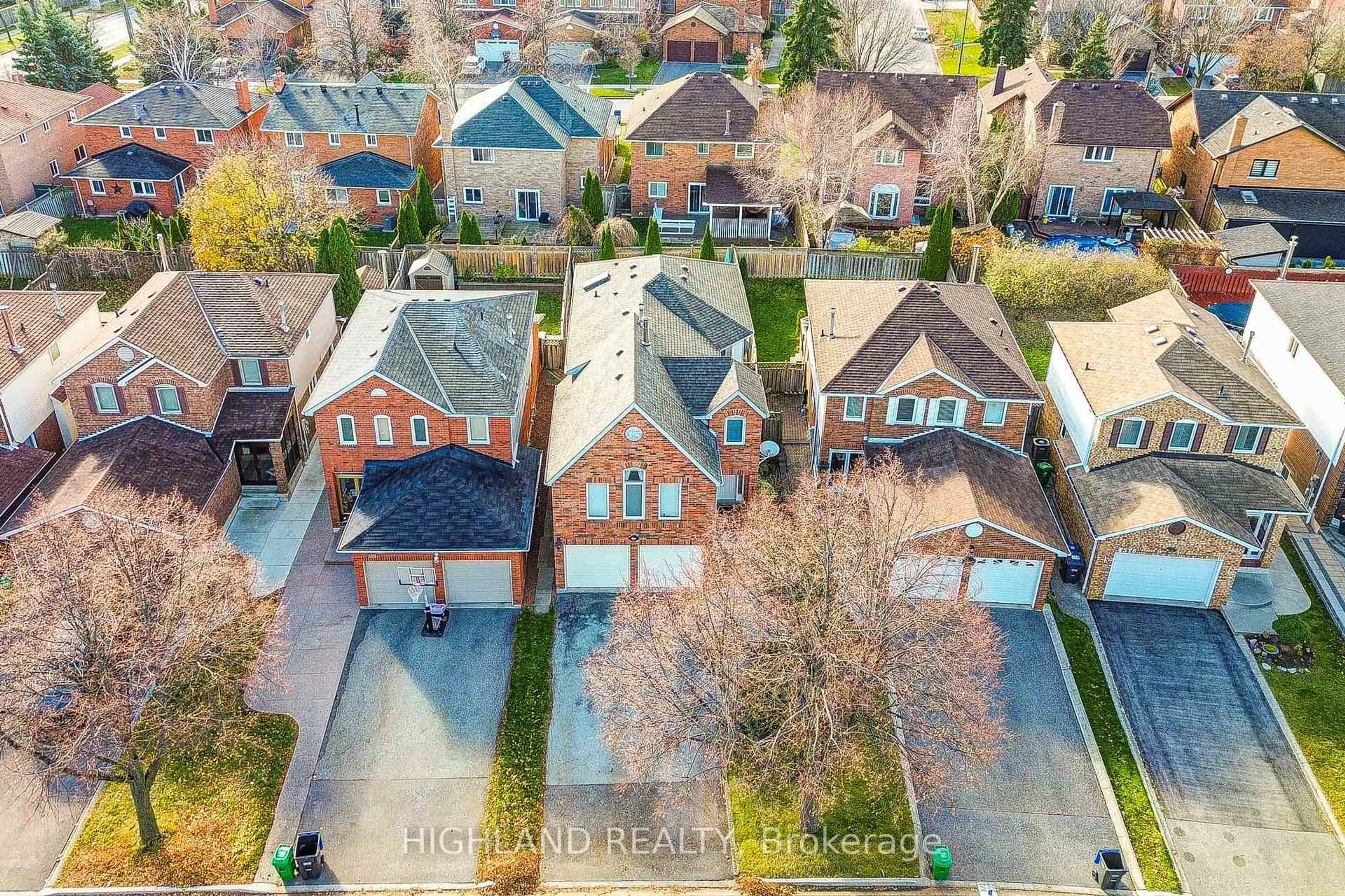 A pic from outside/outdoor area/front of a property/back of a property/a pic from drone, street for 4508 Donegal Dr, Mississauga Ontario L5M 4G9