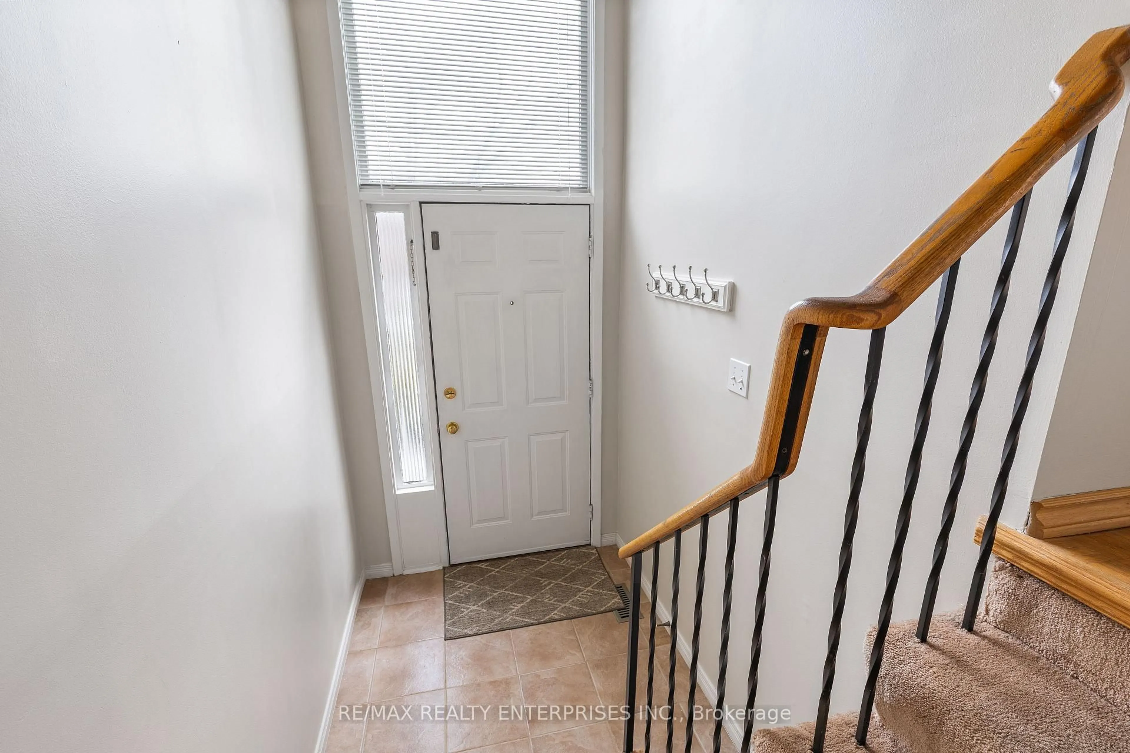 Indoor entryway for 75 Lakecrest Tr, Brampton Ontario L6Z 1S4