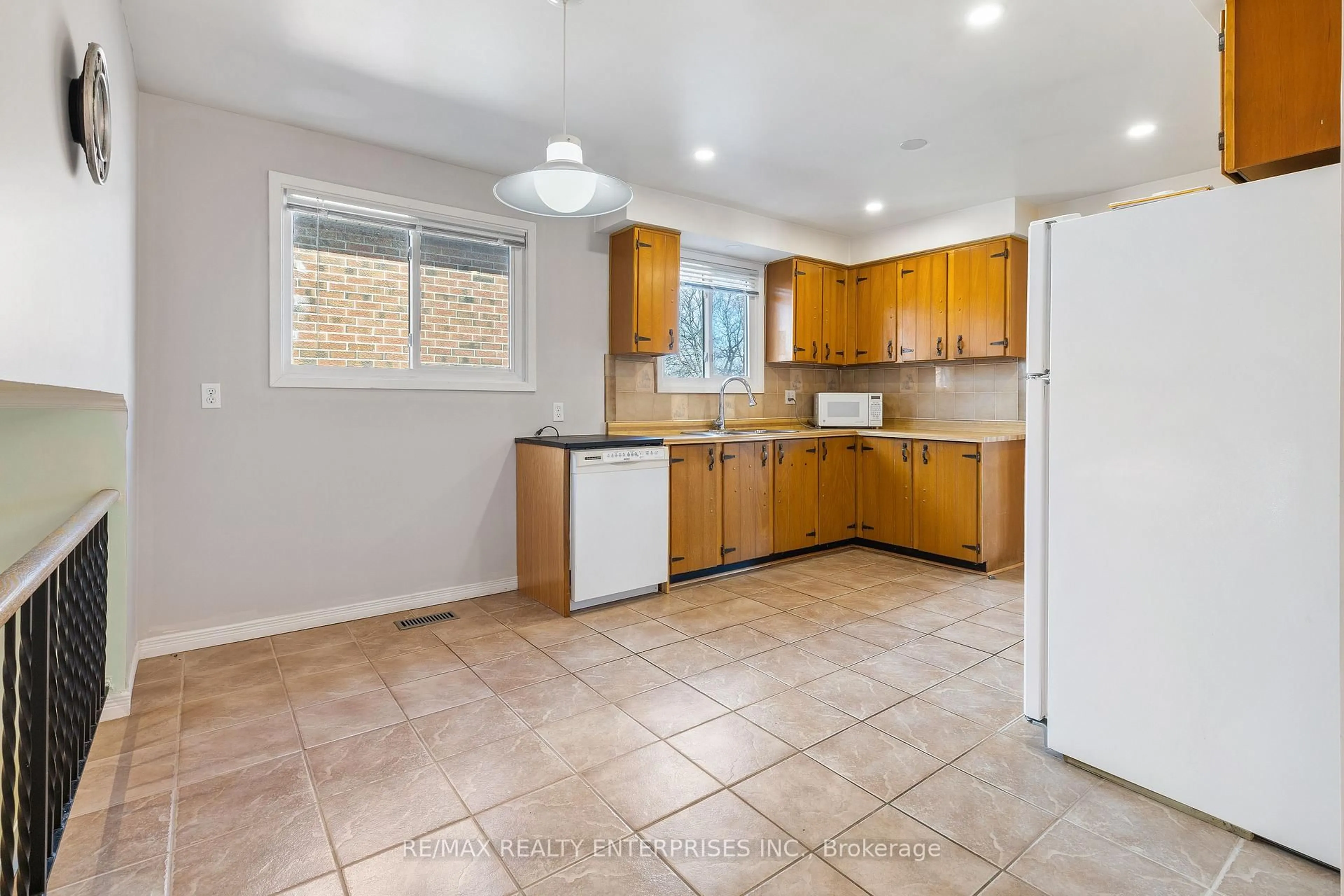 Standard kitchen, ceramic/tile floor for 75 Lakecrest Tr, Brampton Ontario L6Z 1S4