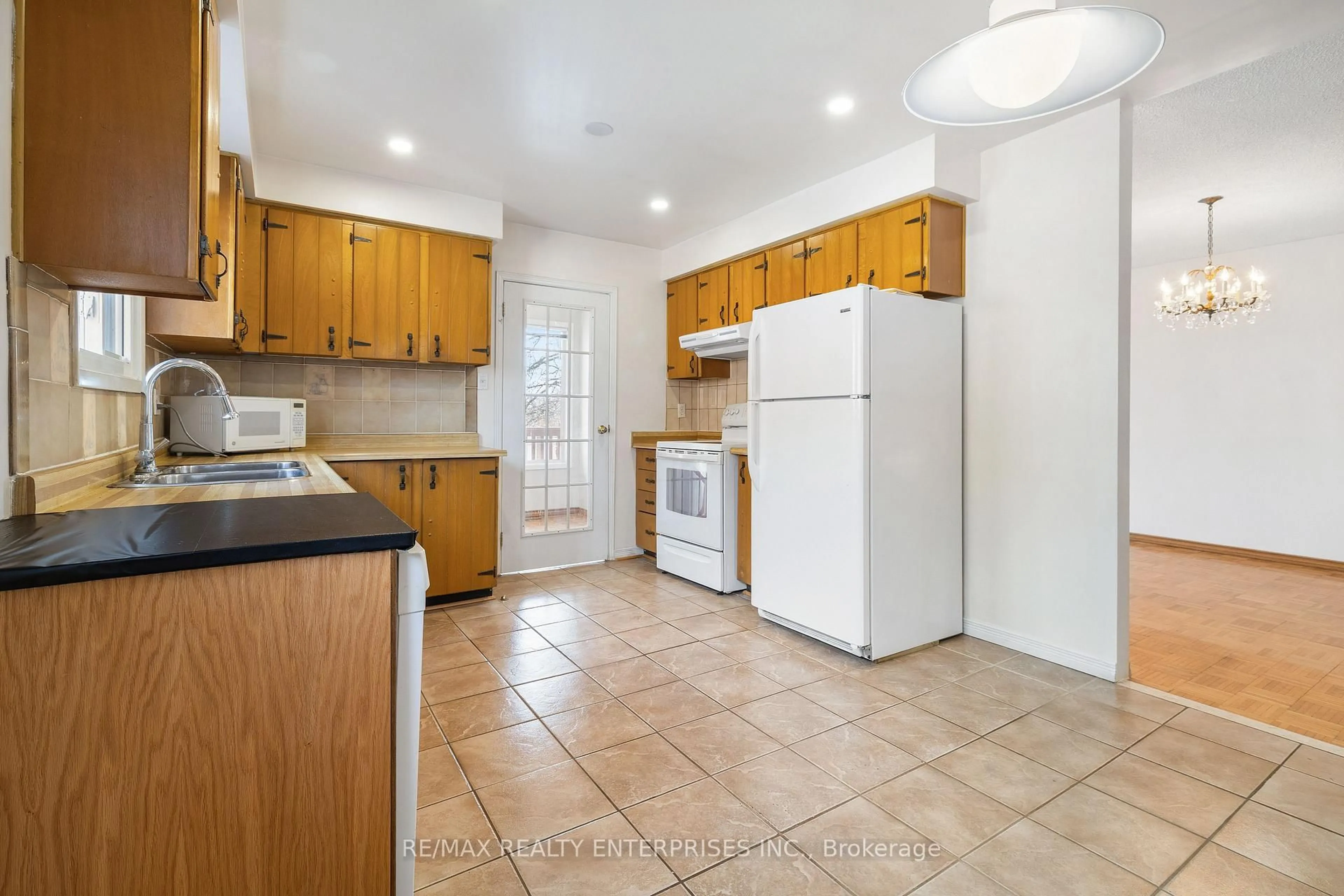 Standard kitchen, ceramic/tile floor for 75 Lakecrest Tr, Brampton Ontario L6Z 1S4