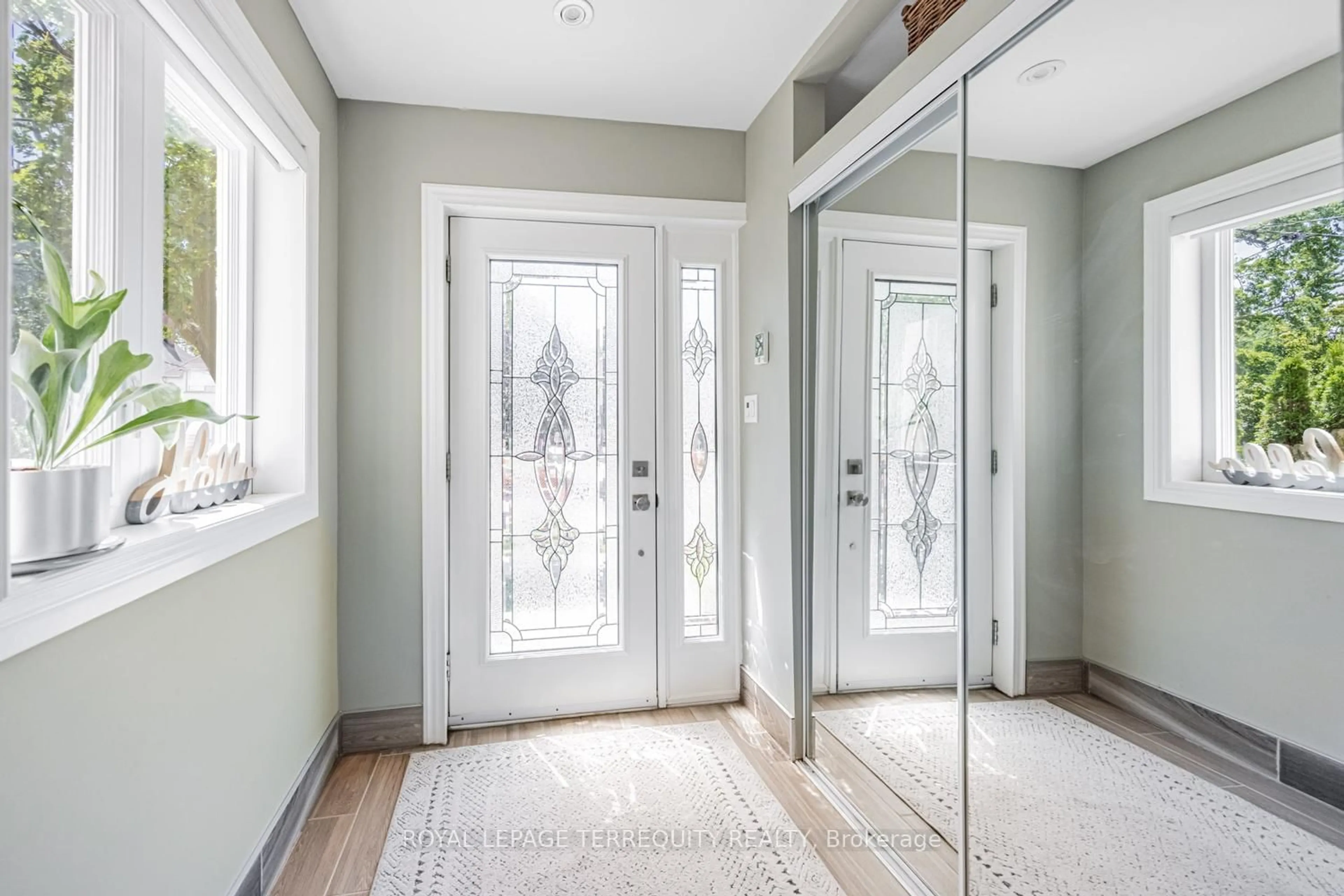 Indoor entryway for 87 Eighth St, Toronto Ontario M8V 3C5