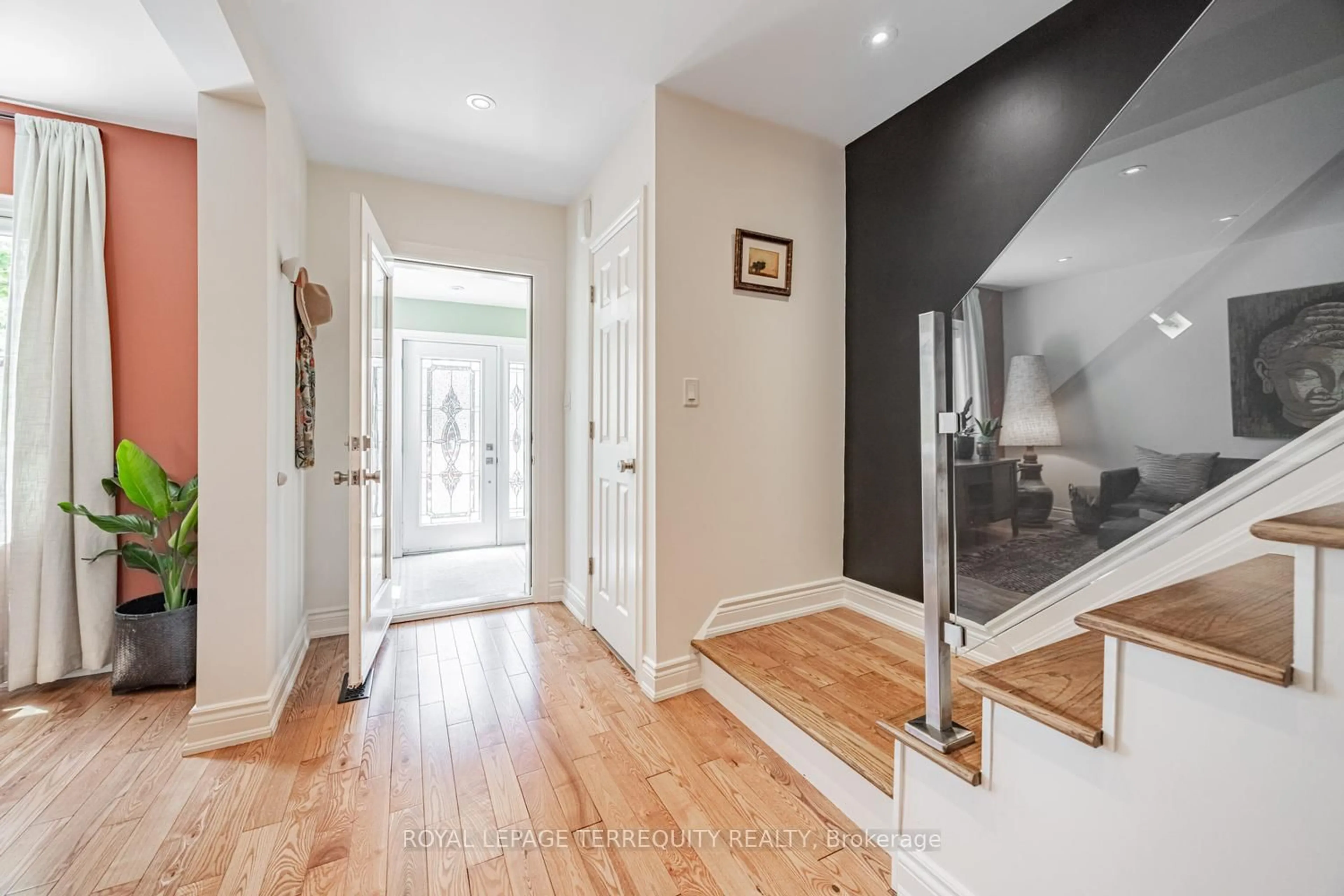 Indoor entryway for 87 Eighth St, Toronto Ontario M8V 3C5