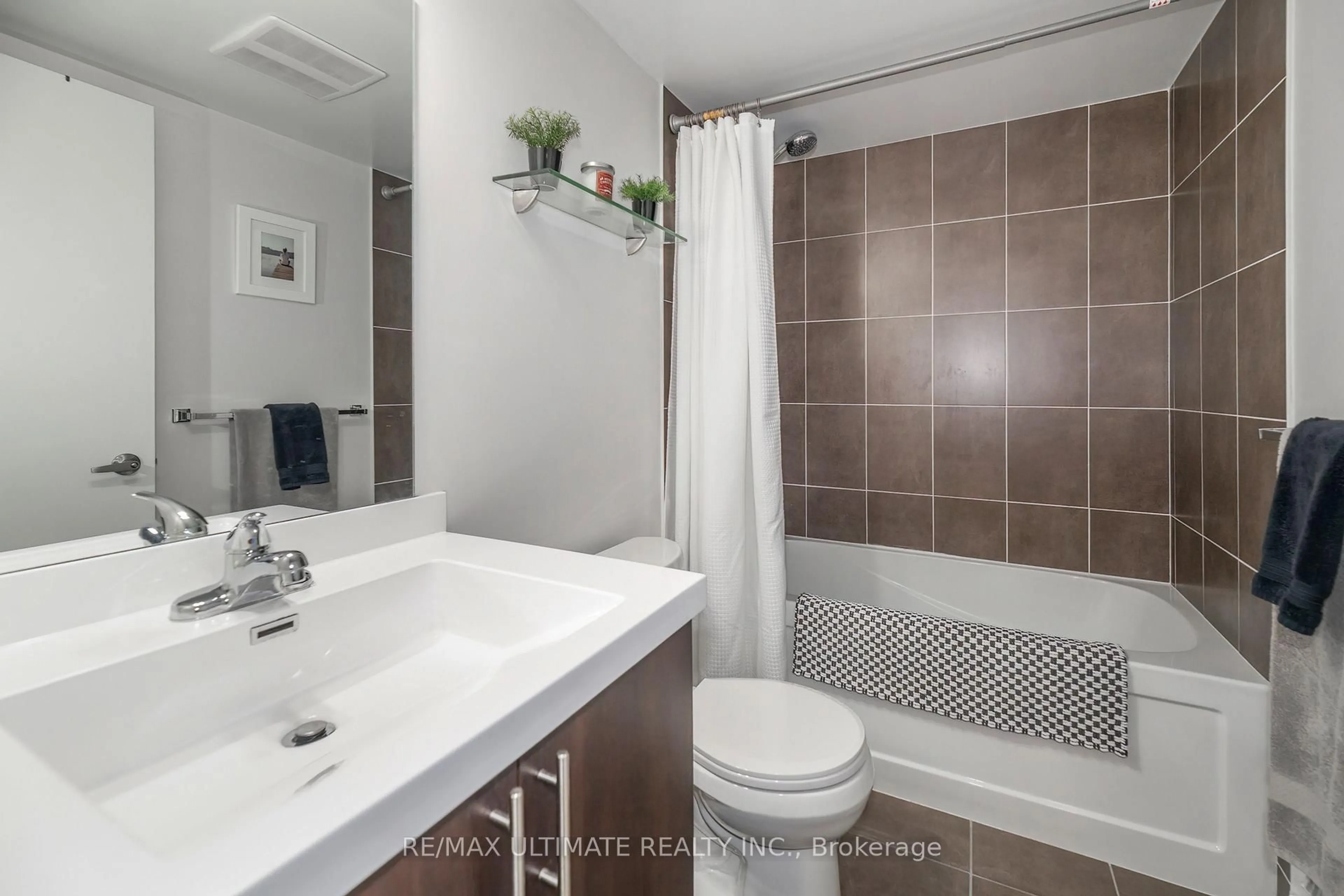 Standard bathroom, ceramic/tile floor for 1410 Dupont St #2308, Toronto Ontario M6H 2B1