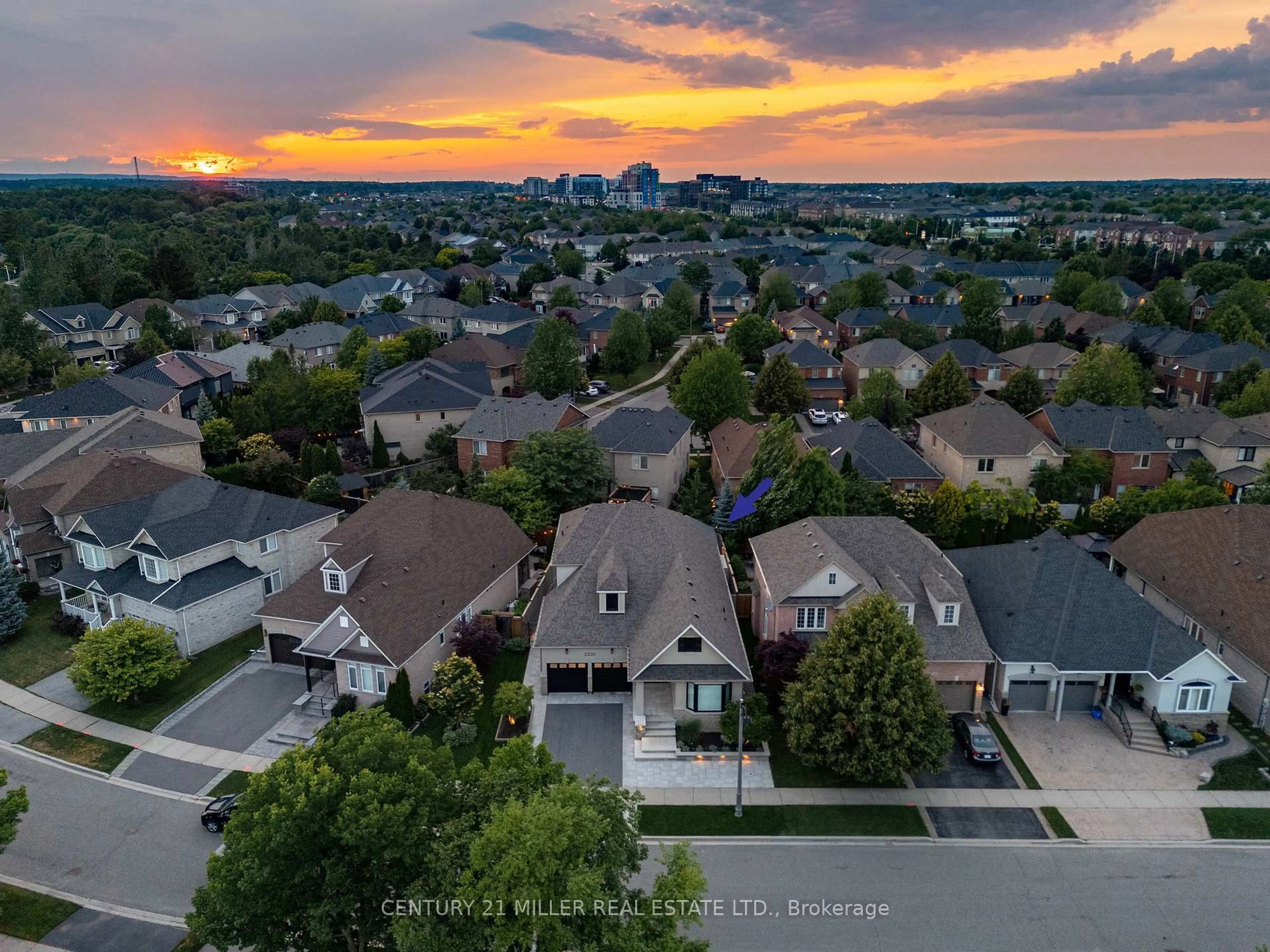 A pic from outside/outdoor area/front of a property/back of a property/a pic from drone, city buildings view from balcony for 2201 Rochester Circ, Oakville Ontario L6M 5E3