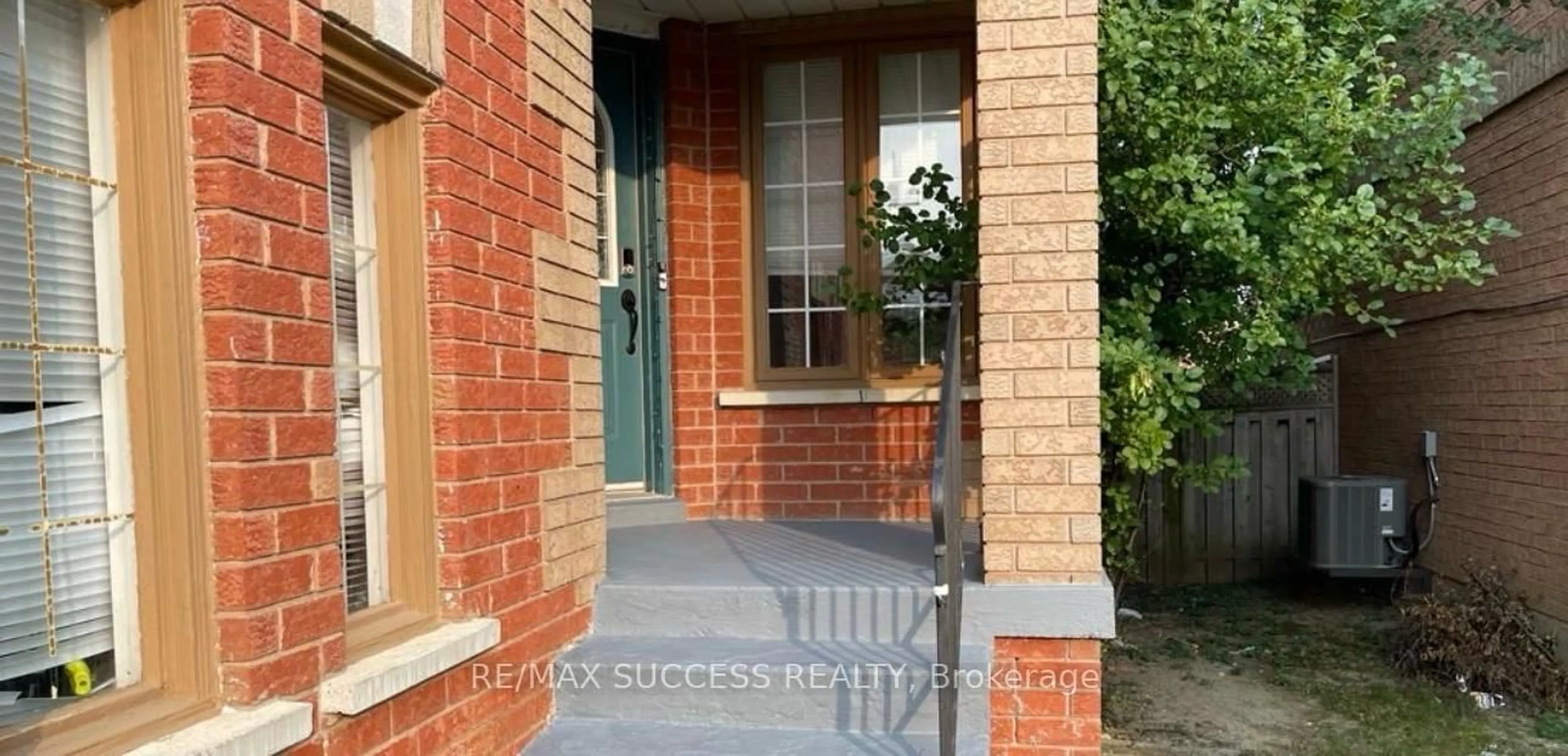 Home with brick exterior material, street for 118 White Tail Cres, Brampton Ontario L6Y 5C3