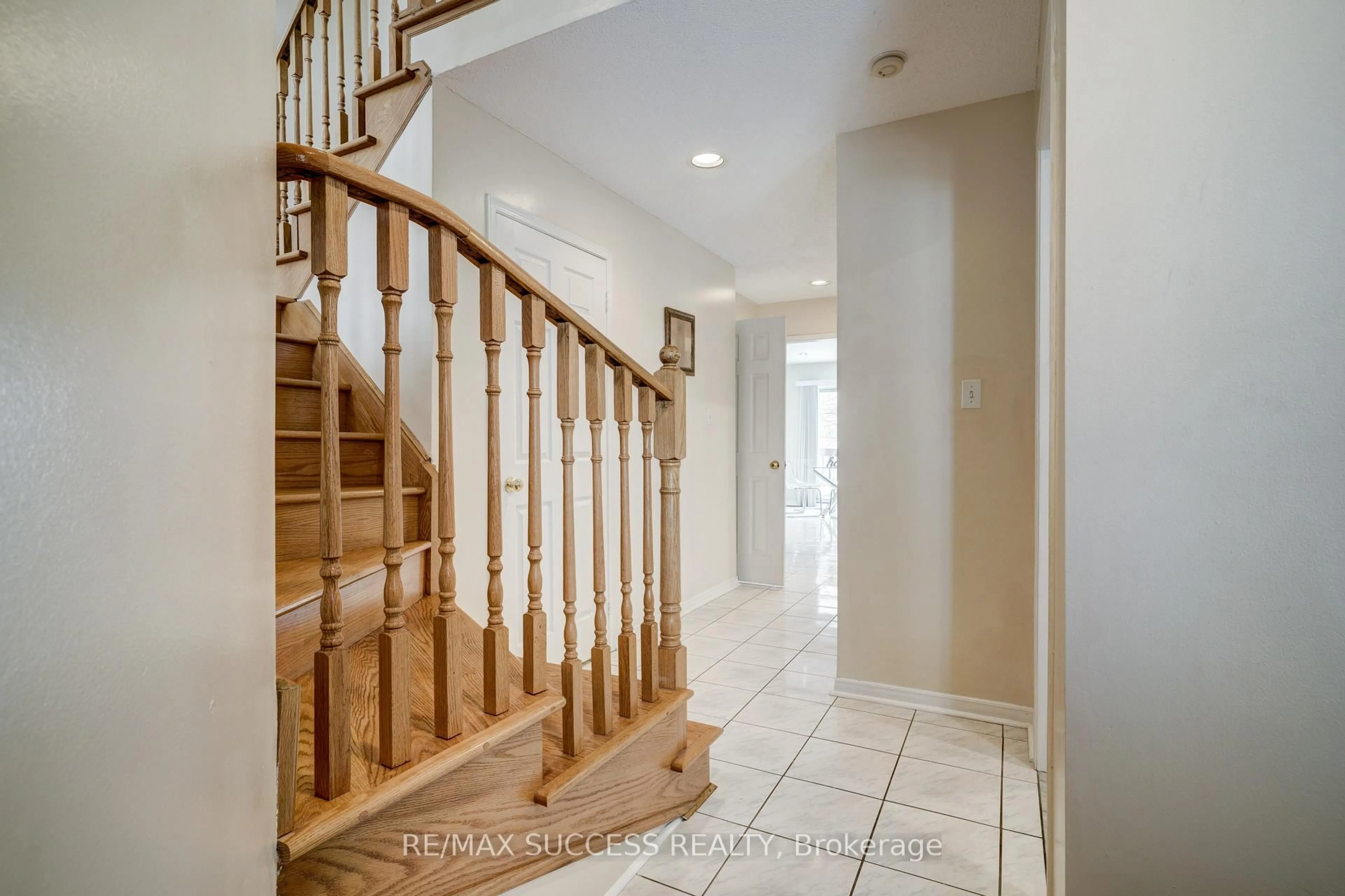 Indoor entryway for 118 White Tail Cres, Brampton Ontario L6Y 5C3