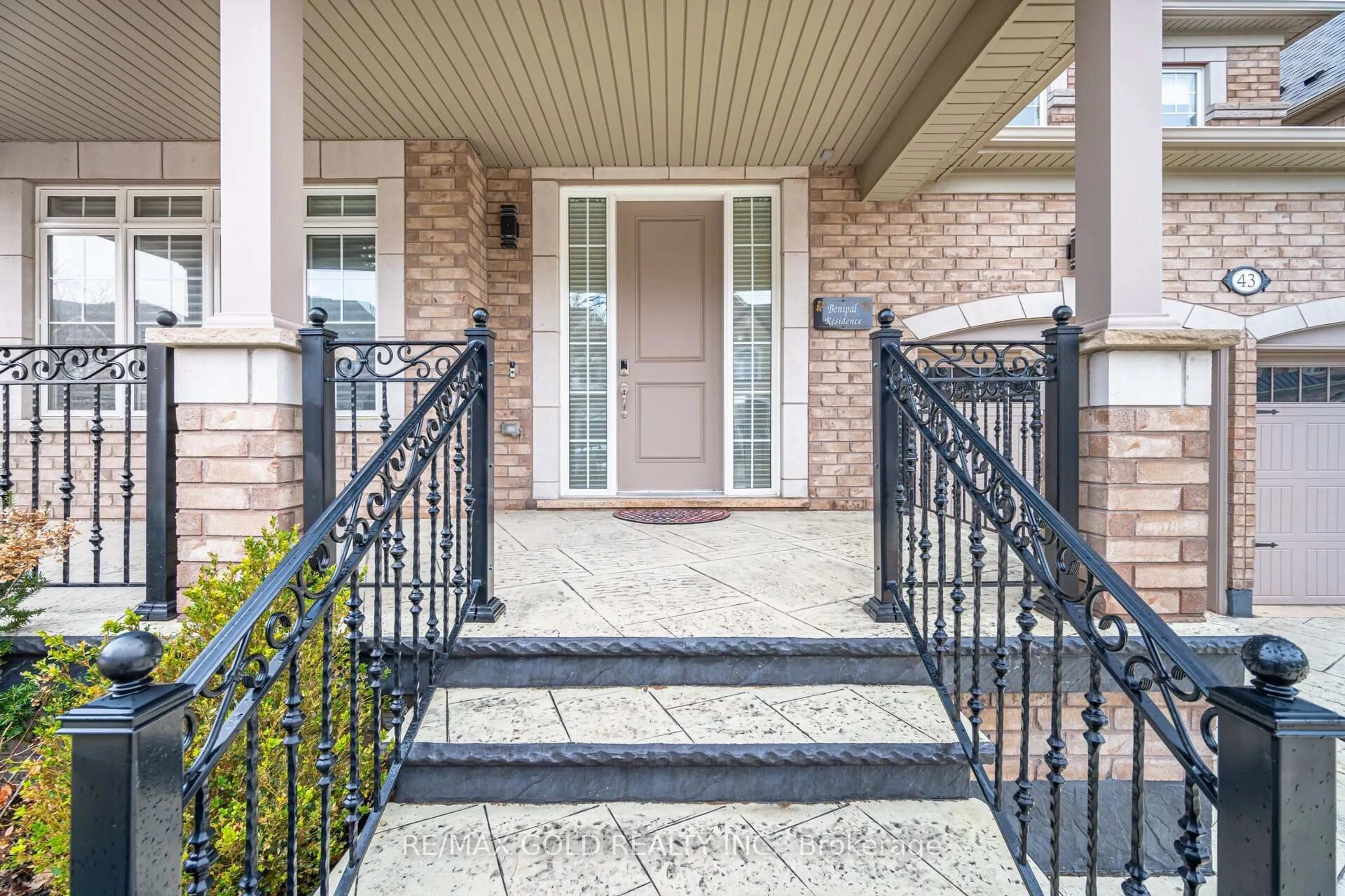 Indoor entryway for 43 Decorso Dr, Brampton Ontario L6P 3Y3