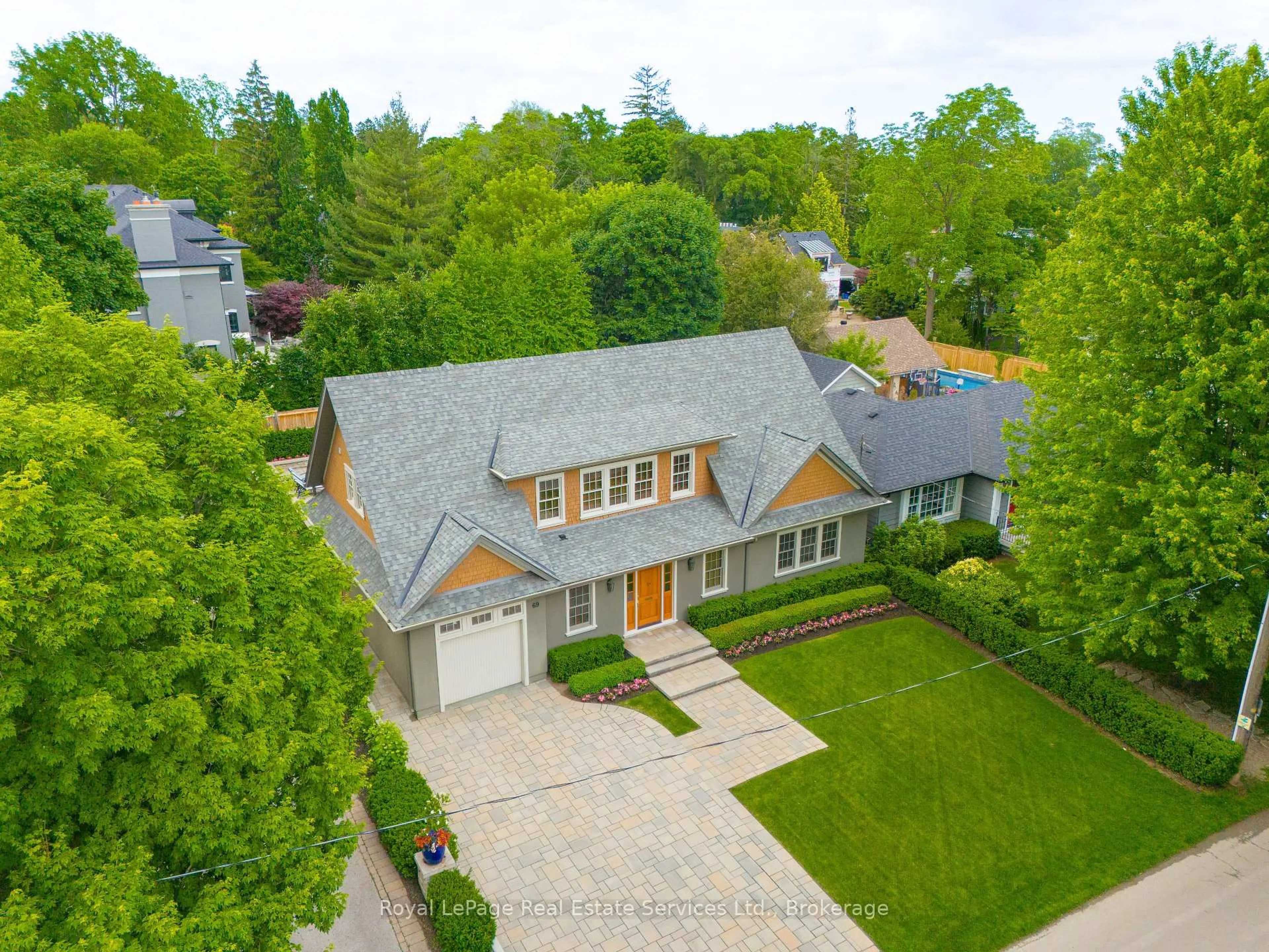 A pic from outside/outdoor area/front of a property/back of a property/a pic from drone, street for 69 Allan St, Oakville Ontario L6J 3M7