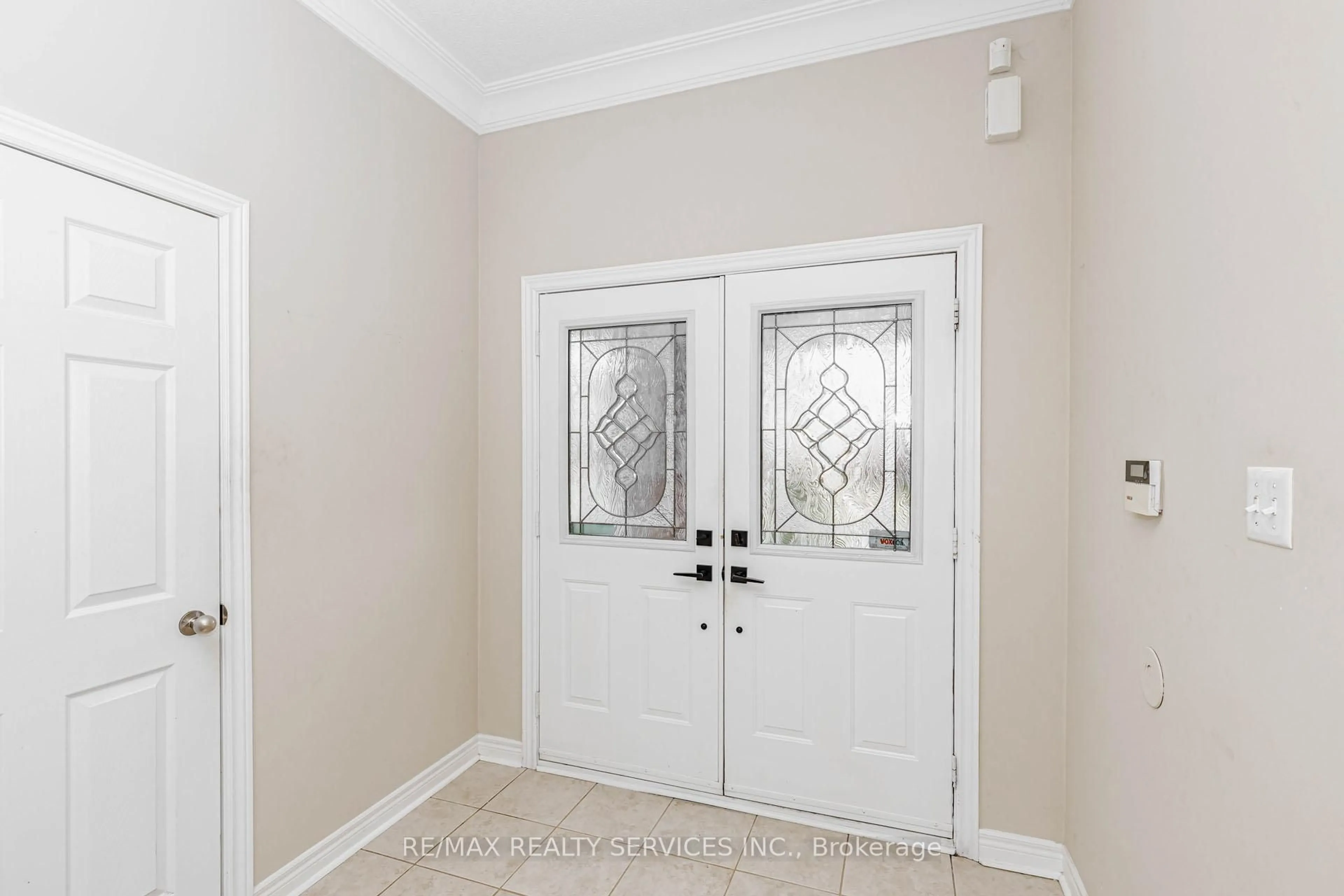 Indoor entryway for 116 Chalkfarm Cres, Brampton Ontario L7A 3V9