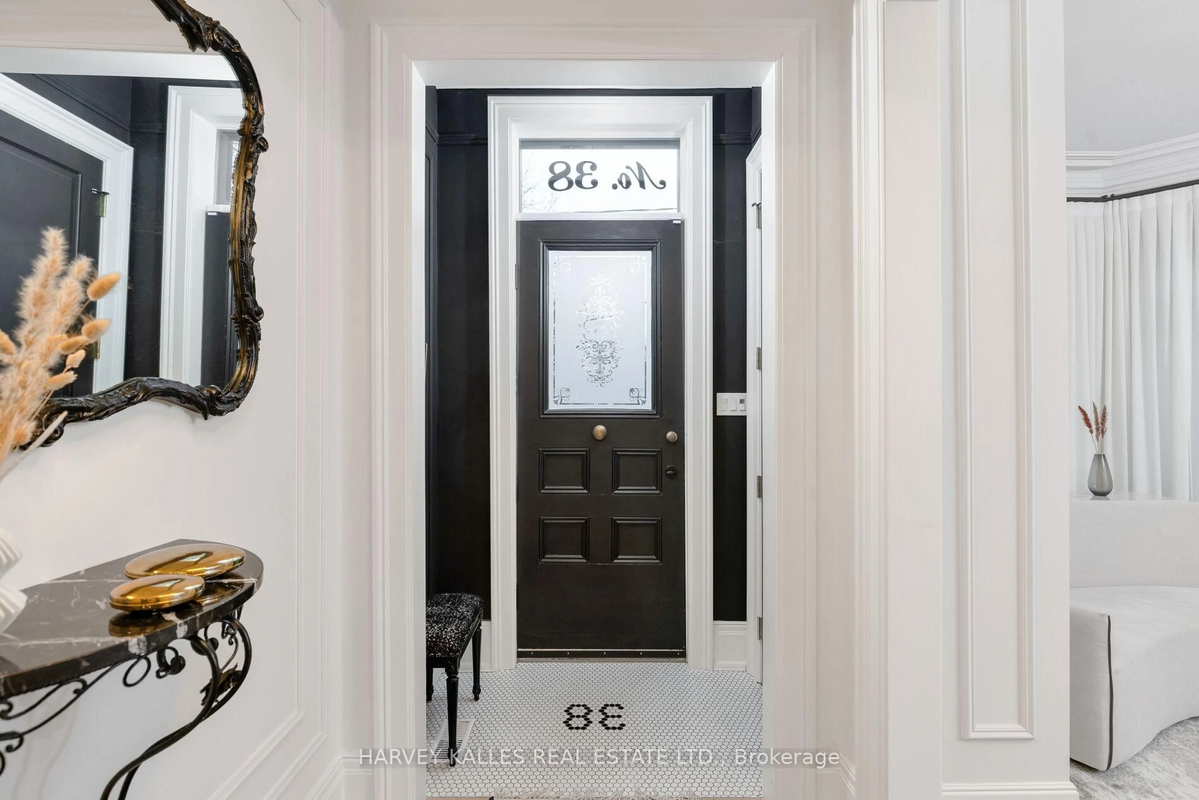 Indoor entryway for 38 Sorauren Ave, Toronto Ontario M6R 2C7