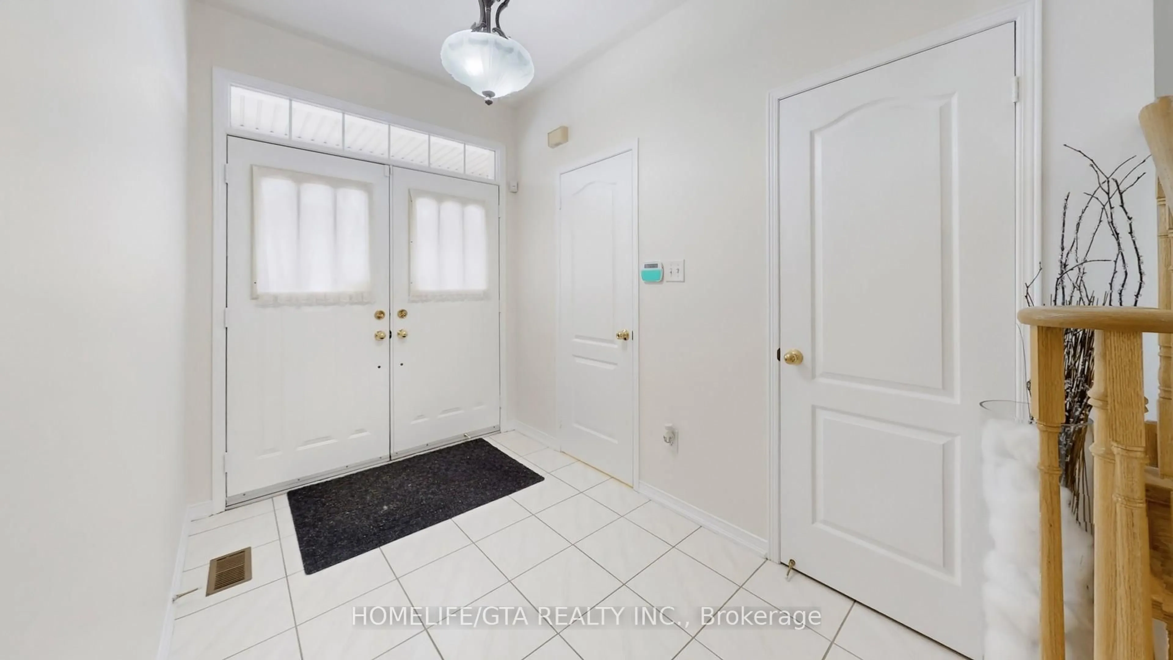 Indoor entryway for 164 Paris St, Mississauga Ontario L4Z 4H6