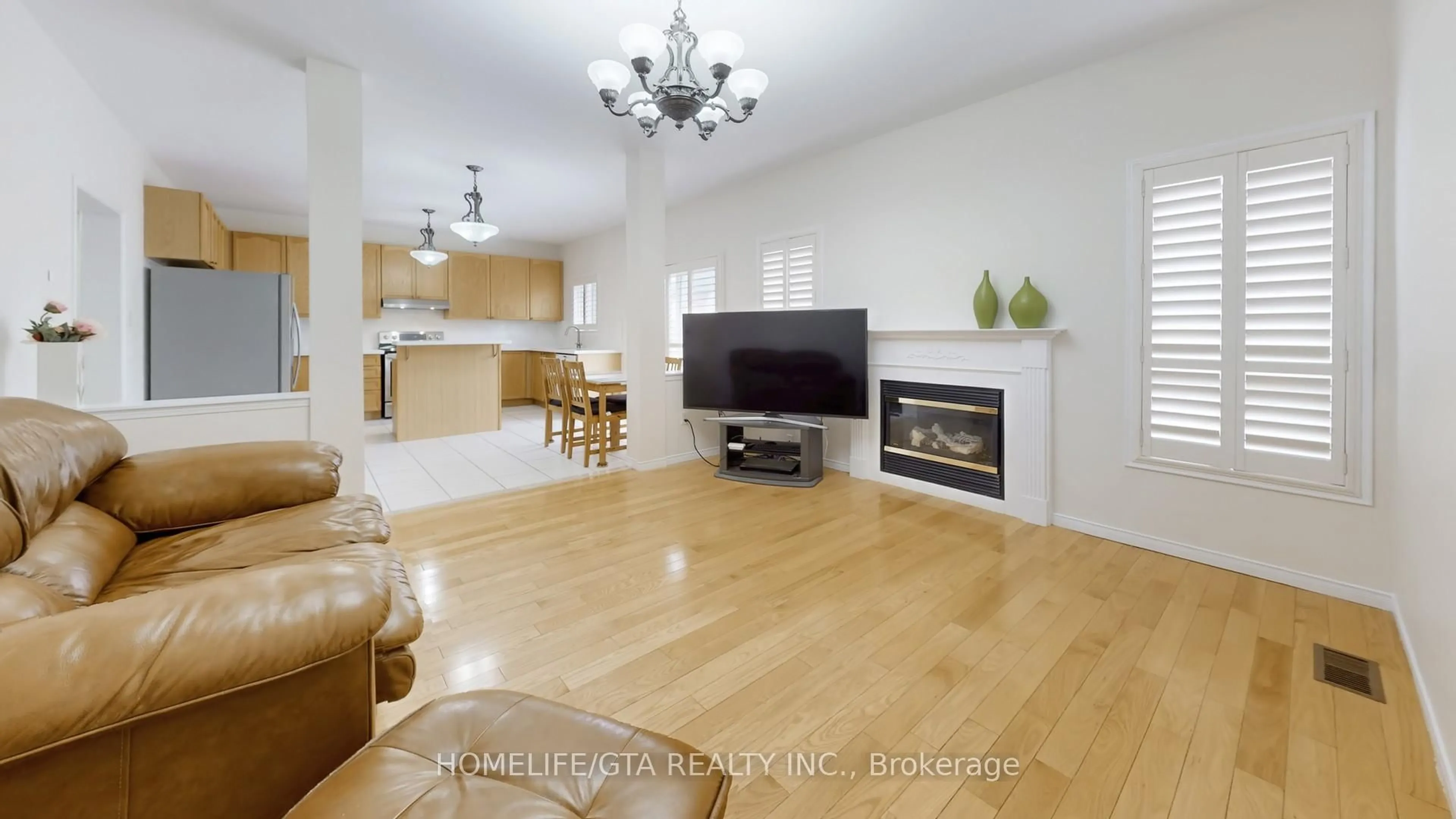 Living room with furniture, wood/laminate floor for 164 Paris St, Mississauga Ontario L4Z 4H6