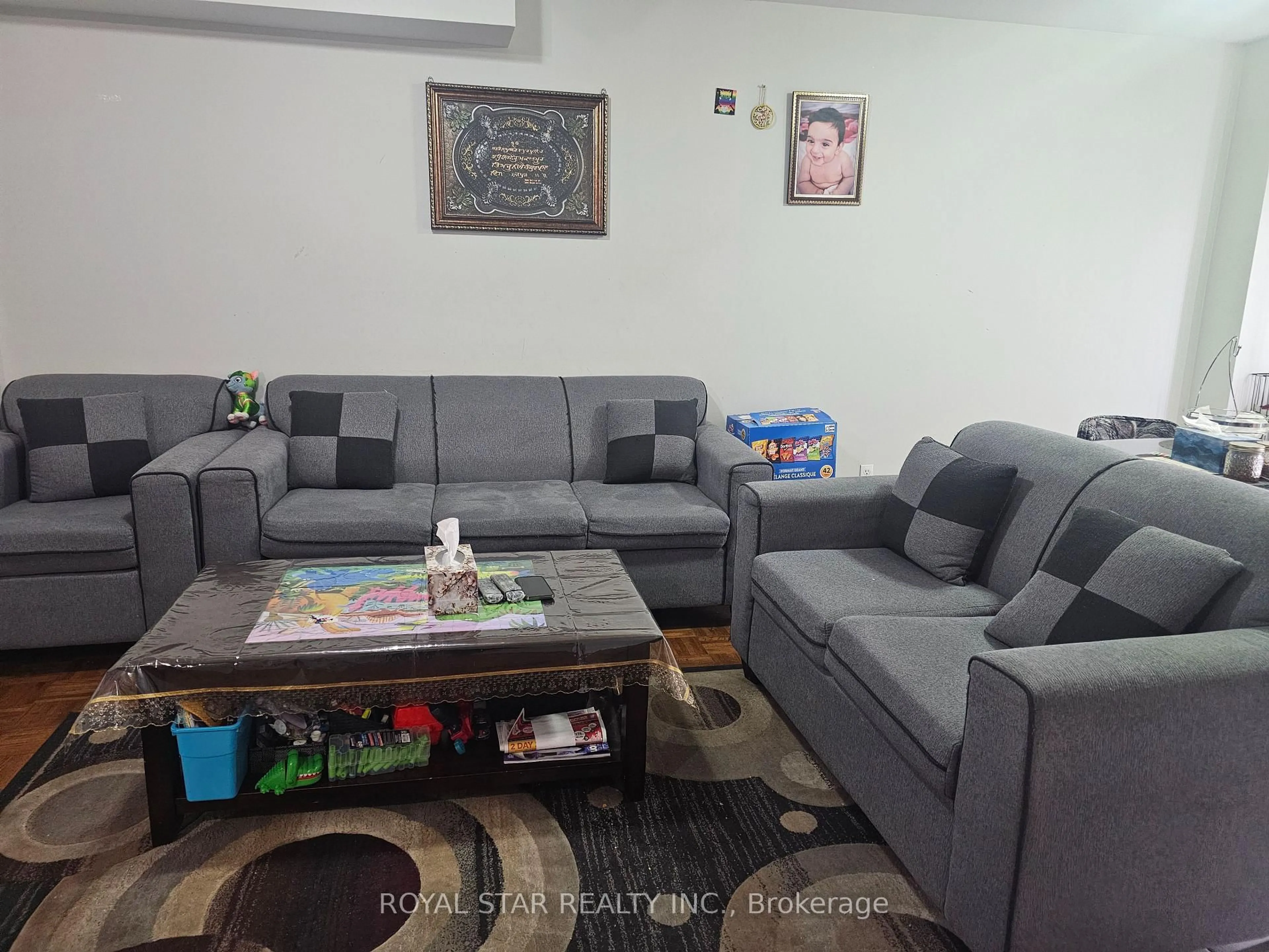 Living room with furniture, unknown for 33 Coppermill Dr, Brampton Ontario L7A 1N1