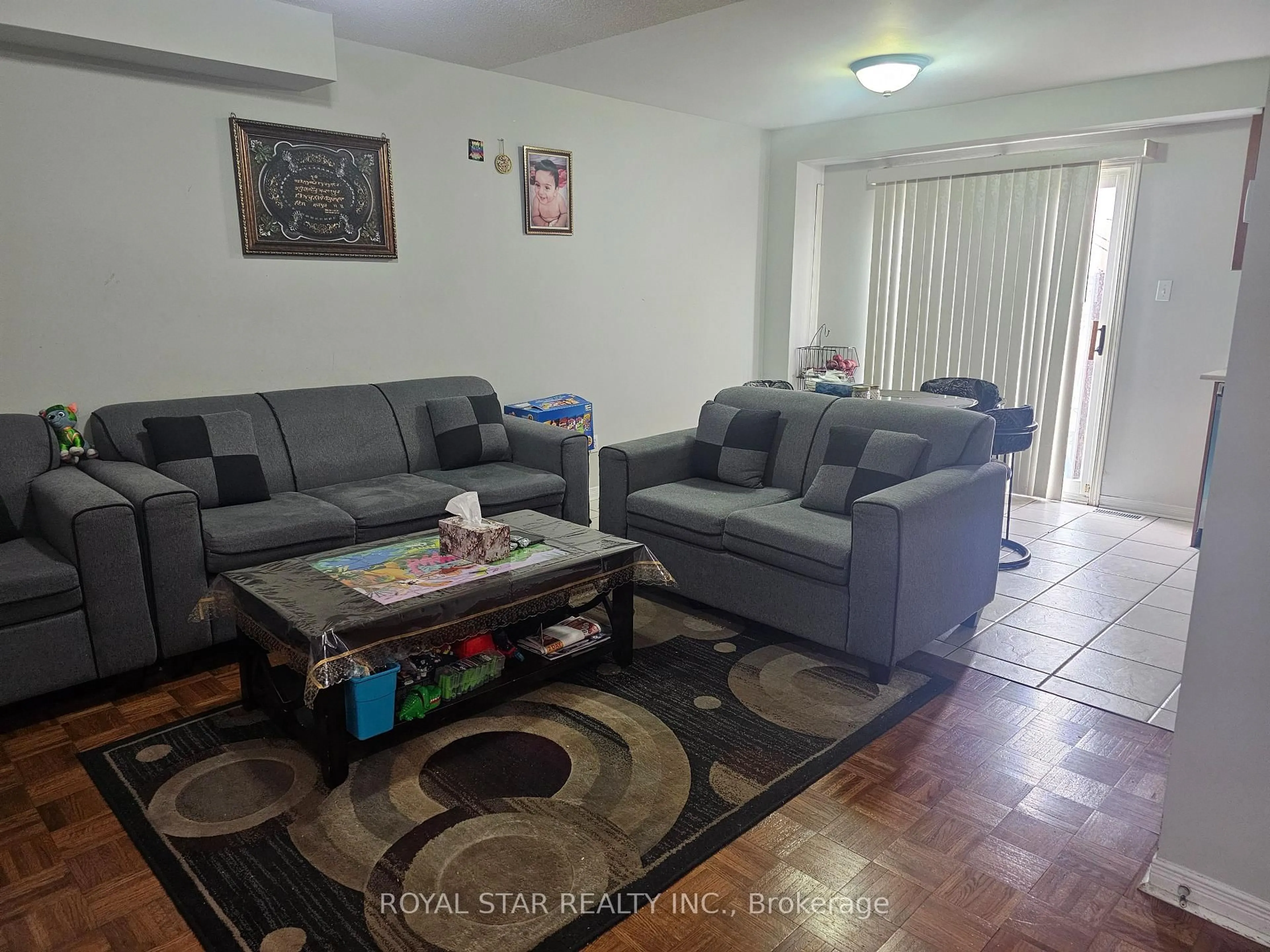 Living room with furniture, unknown for 33 Coppermill Dr, Brampton Ontario L7A 1N1