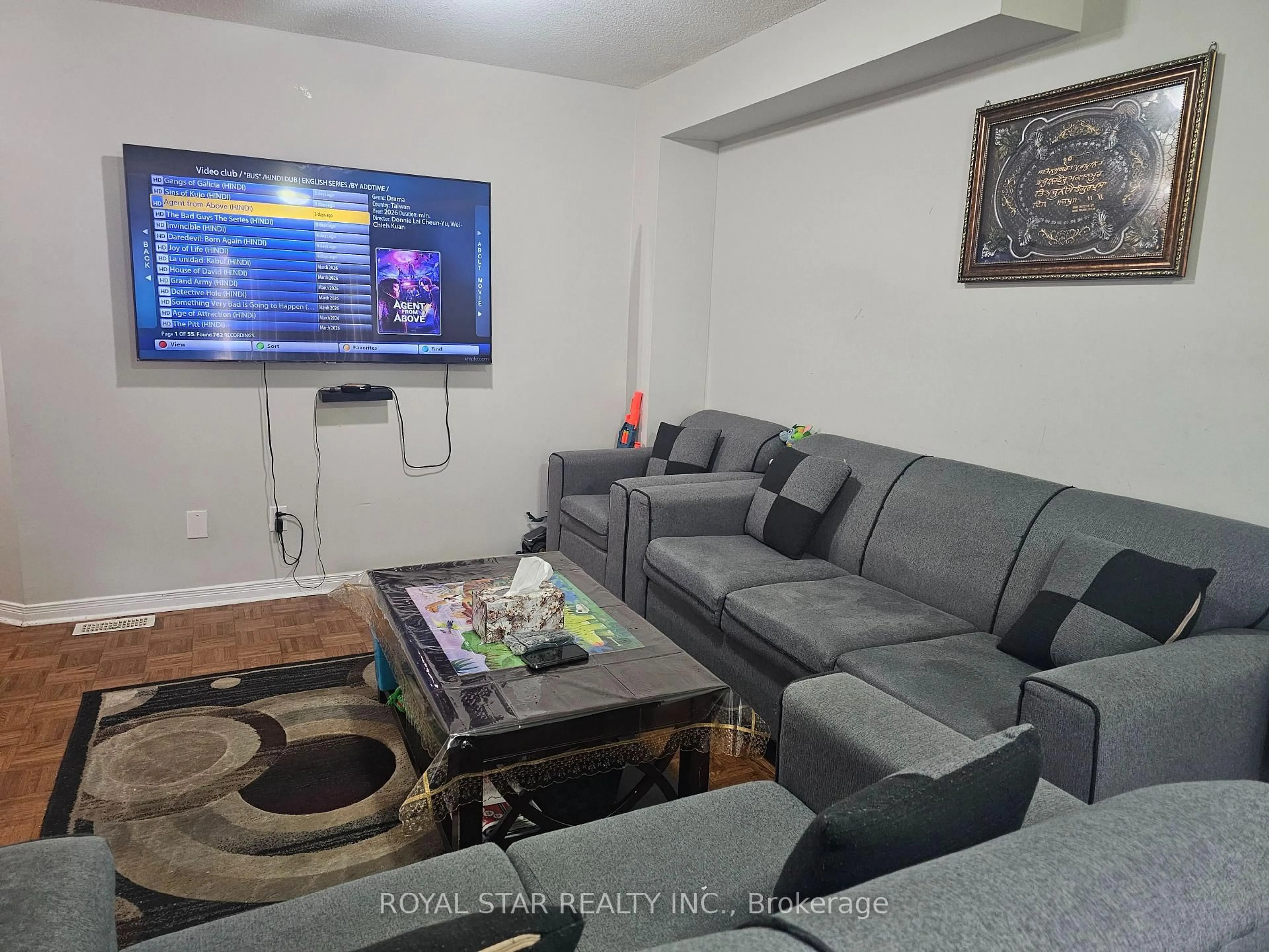 Living room with furniture, unknown for 33 Coppermill Dr, Brampton Ontario L7A 1N1