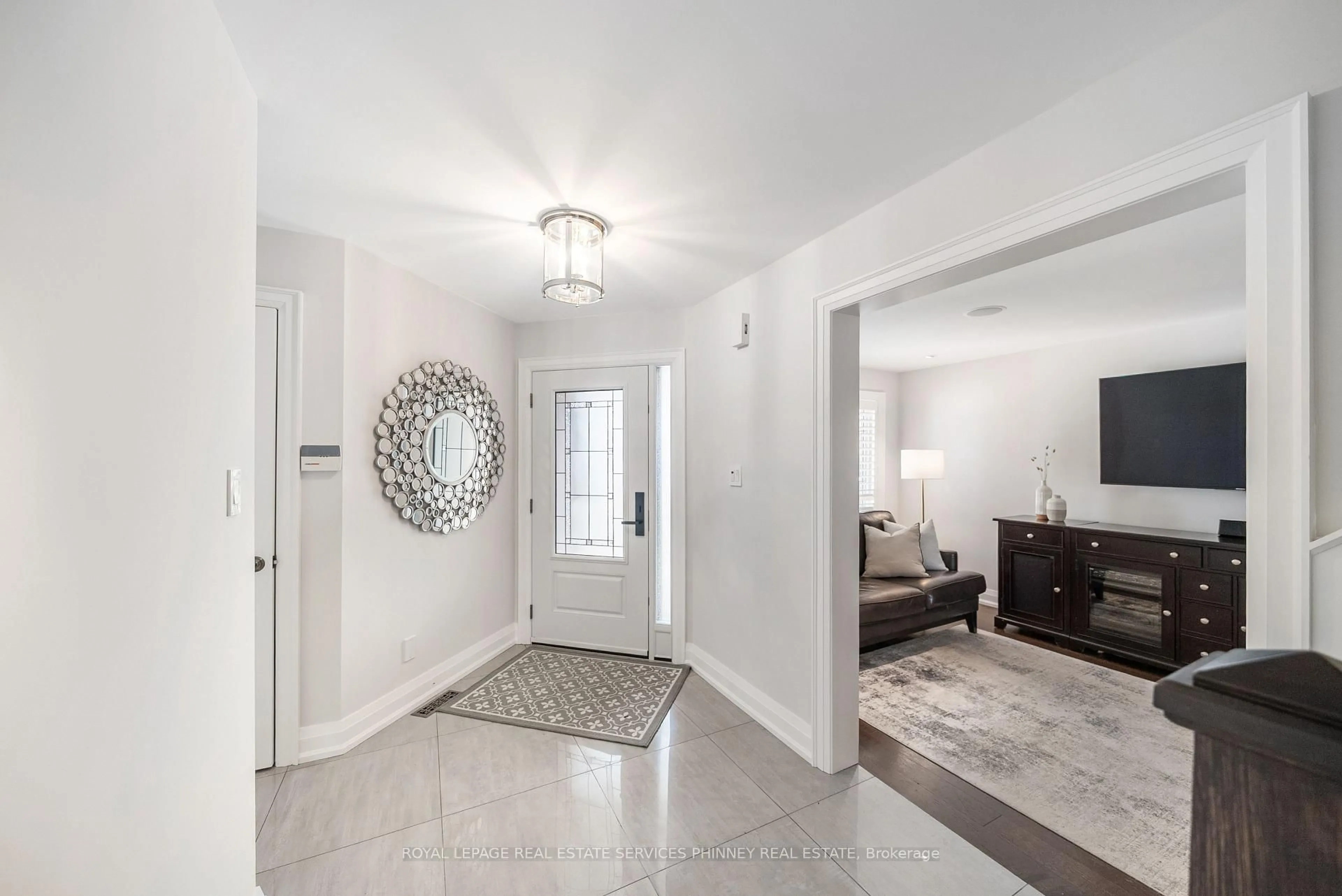 Indoor entryway for 2400 Eden Valley Dr, Oakville Ontario L6H 6K9