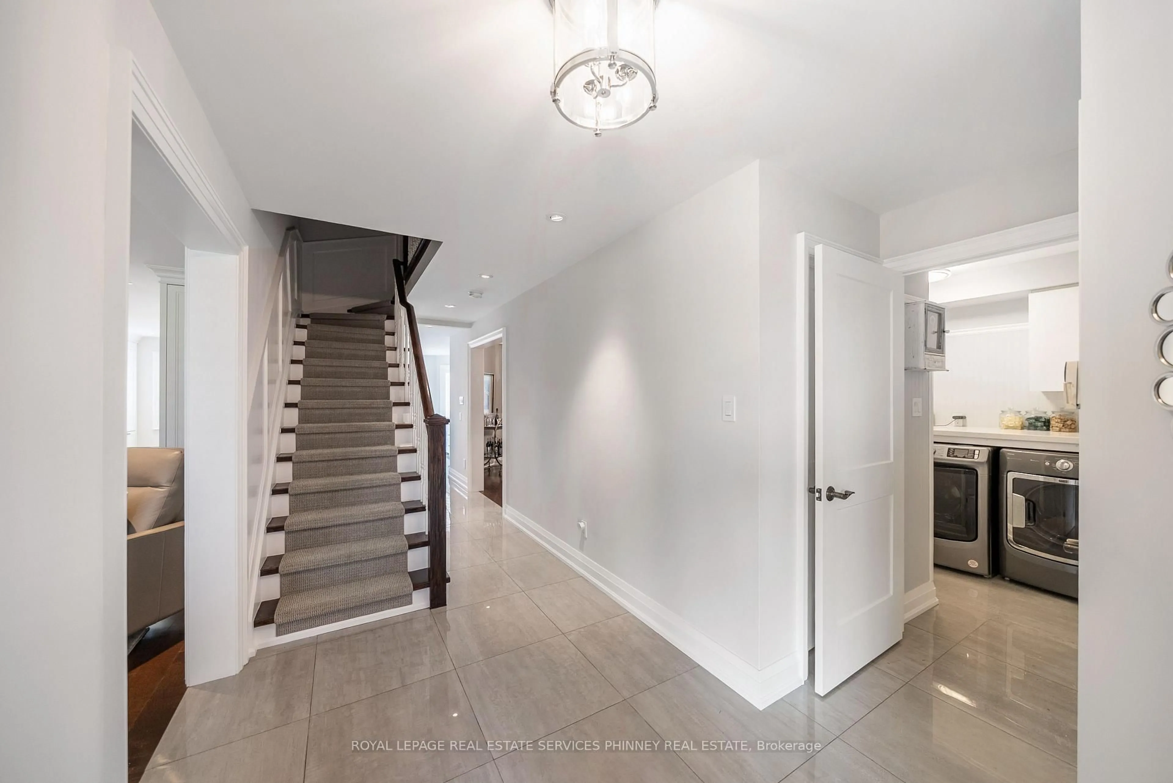 Indoor entryway for 2400 Eden Valley Dr, Oakville Ontario L6H 6K9